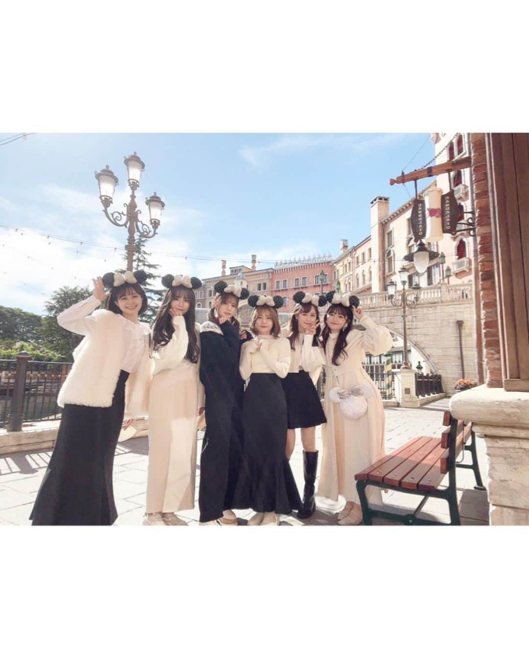 小熊倫実さんのインスタグラム写真 - (小熊倫実Instagram)「🏰🏰🏰 ⁡ ⁡ 念願の1期生ディズニー🐭🏰🫧！幸 ⁡ 1期生みんなもマネージャーさんもえり先生も みんながかわいくて愛しくて全部楽しくて 終わっちゃうのが寂しすぎる1日だった🥲 ⁡ この日の余韻にひたひたしながら きっとずっと思い返してにこにこする☺️💭 ⁡ またいつかみんなで行けますように､､💌！ ⁡ 気づいたら昨日撮った写真 500枚近く増えてた🧏🏻‍♀️💡 ⁡ 全部お気に入り、またのせるね🫶🏻 ⁡ #tokyodisneysea #disneyhalloween #東京ディズニーシー #ディズニーコーデ #🐭 #🏰 #🫧」10月12日 22時51分 - tsugumi_oguma2929