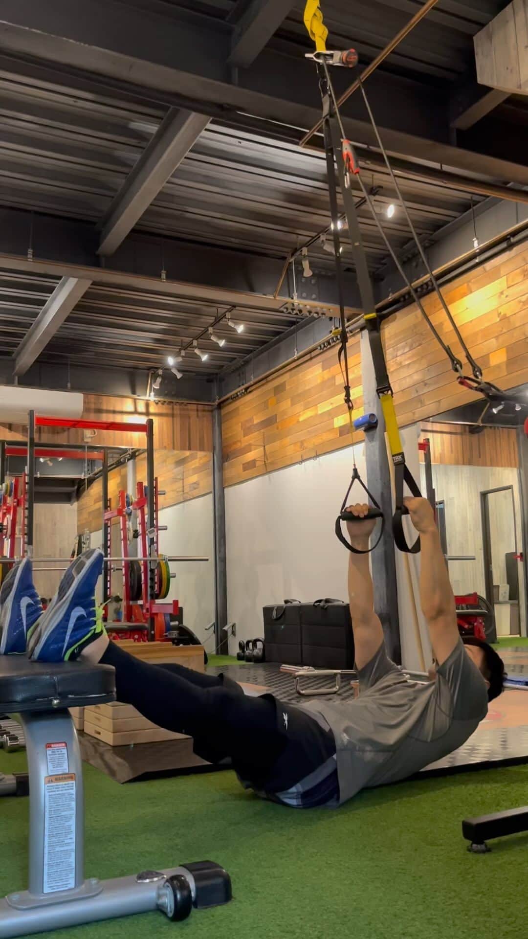 反町幸介のインスタグラム：「【TRX Rowing】 足の位置を変えるだけで強度調整できるのは楽チンですね😁👍 #ウエイトトレーニング #trxtraining #trx #鵜の木 #鵜の木ジム #今日の反町  #お客さんが楽しそうにやってくれる種目 #背中で語る男になりたい  #そんなこと言ってる奴は絶対なれない笑」