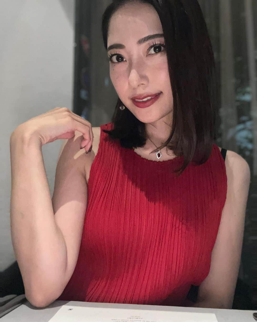 三田羽衣のインスタグラム：「素敵なお誕生日でした🥂 32歳の私も、また１年宜しくお願い致します❤︎」