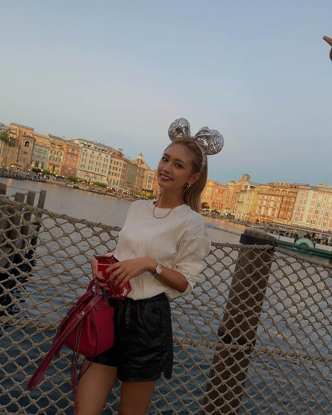 椿彩加のインスタグラム：「ひっさびさのDisney🌏 ランドと違ってシーは1体もキャラクターが 居なくて只の高い遊園地だった😇😇 けどめっちゃ楽しかったランド行きたい💖  ところでストローでお酒飲むと酔うのなんでか知ってる？ 知らないでしょ絶対！ 私は知ってるよ！ 気になる人はコメントまで📝←TikTokみたいに言うじゃん  #ディズニーシー #舞浜からの #モノレールで #お酒飲んでて #浮いていたよ #アトラクション並ぶより #お酒買うのに並ぶ方が #通算長かった気がする #キャラクターなし #パレードなし #花火のみあり」