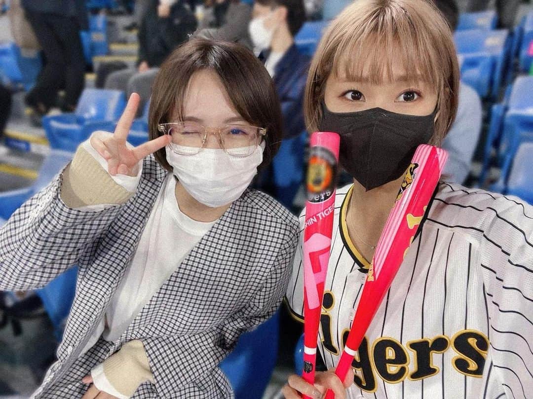菜乃花のインスタグラム：「🐯🔥  阪神ファイナルステージ進出！ということで阪神ファンのななせちゃんと神宮球場へ。  カープ戦以外はあまり行く事がないので新鮮で楽しかった！ 横で色々教えてくれて楽しかった！元野球部マネのななせちゃん！なんか色々冷静に厳しく自担を見守るななせちゃんが面白かった🤣  阪神の応援団やその仲間達の方(団体の呼び方がわからない)が『心の声で』と注意喚起のボードを掲げて回っていて今日は平和でした😌  そしてヤクルトはさすがの強さでしたね〜！ひ〜！ 明日からもしばらく能天気に見守ってます！」