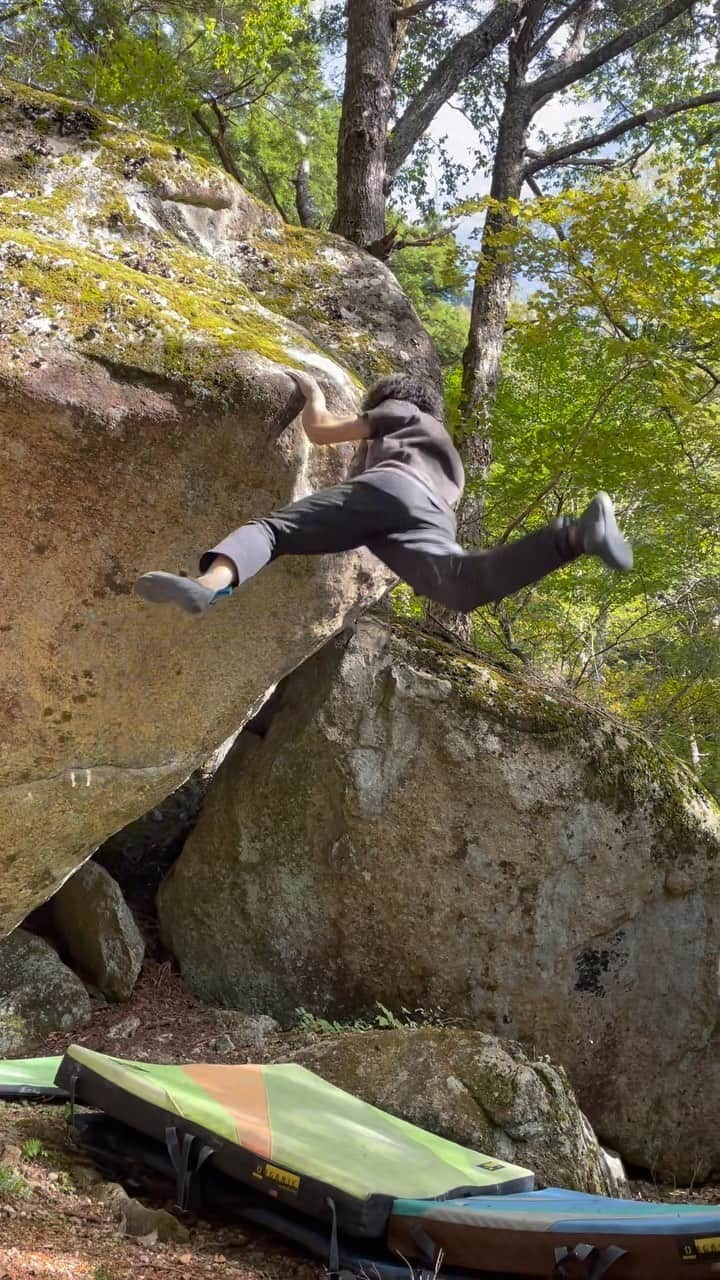 村井隆一のインスタグラム：「. Sweet spot (V11) FA?  Back in Mt.Mizugaki. Cold conditions are finally here!🍁🍁🍁  痛めていた4本の指がかなり回復してきたのでようやくフィールドへ。 アサギPのアップで周辺の岩を探っていたら二重スポッター(1級)というマントル課題を発見。さらにその下部に顕著なホールドを見つけたのでシットスタートしてみることに。初手のデッドが核心で、何回かやってたら甘いスローパーが効くポイントに上手くヒットしてそのまま登れた。  繊細なマントル課題に動的なムーブが追加される形となり、終始いろんな要素が詰まっていて面白い💯 ハードめ3段くらい。もしかしたら既に登られてるラインかも??  本命のアサギPは核心の左手カチが欠けてしまい、超ハードプロジェクトになってしまいました。ショック。。ただ6年前にトライを始めた頃から何となく欠けそうな雰囲気は漂っていたので、ついにかという感じもします。まあ、これが本来のアサギPの姿だと割り切ってまた戻ってきます🙏  🎥 @odamomo36  #climbing#bouldering#ボルダリング#瑞牆 @rokdo_team @frictionlabs @organicclimbing @unparallelup @rockmasterhq @team_edelrid @clover_resole @climbskinspain @urban_basecamp_shinjuku @basecamp.import」