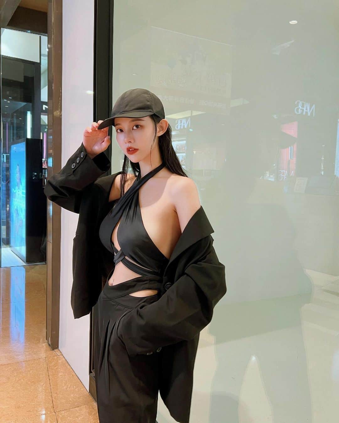 張香香のインスタグラム：「不只可以單穿比基尼 換季了還能當上衣內搭 一泳衣兩穿好划算🖤 👙/ @z.zebra0611」