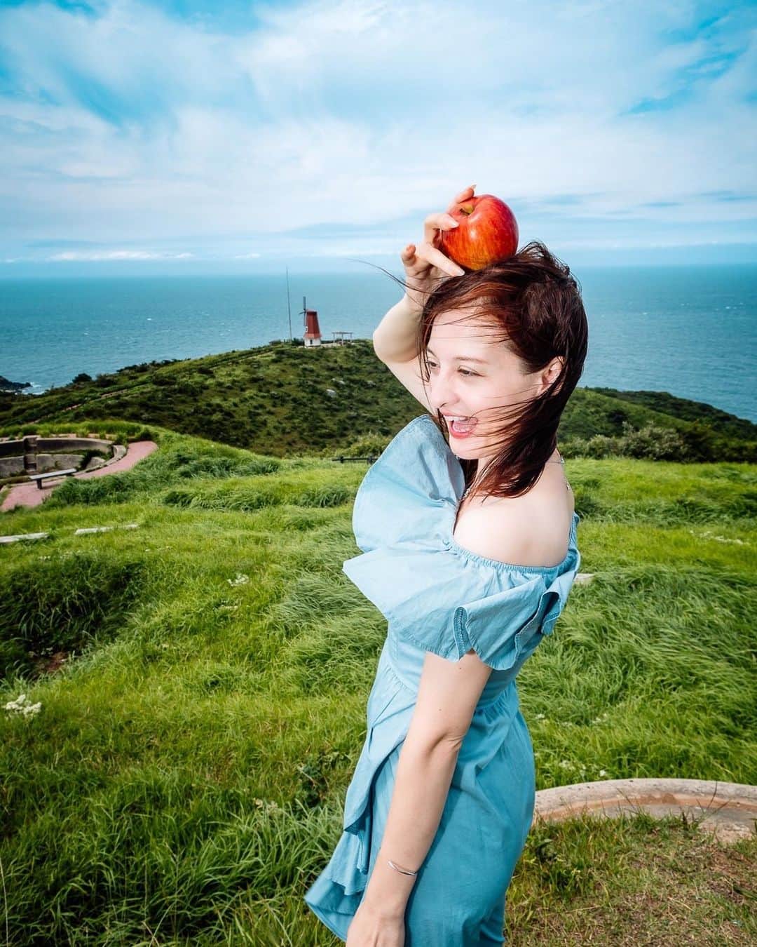 藤崎ミシェルのインスタグラム：「カメラマンさんの持ってた🍎を持って撮影😆日傘も日焼け止めも持ってきたのに船の時間を考えながら足早に撮影してたら、全て使うの忘れて、この撮影のあと背中が🍎のように真っ赤に日焼けしたのは言うまでもありませんww  📸@keroro.syogun   #portraitphotography #portrait #fukuoka #portraitmodel  #ポートレートモデル　#福岡観光 #福岡最高 #ポートレートモデル希望 #福岡ポートレートモデル　#福岡最高ばい #東京と福岡行き来　#福岡メイン生活」