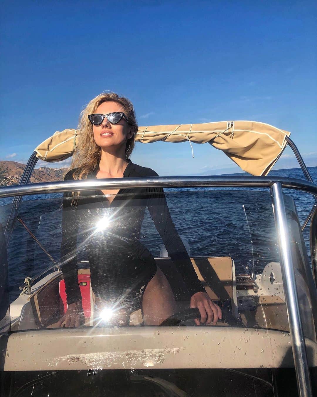 バール・パリーのインスタグラム：「Having a Bond moment 🍸🚤」
