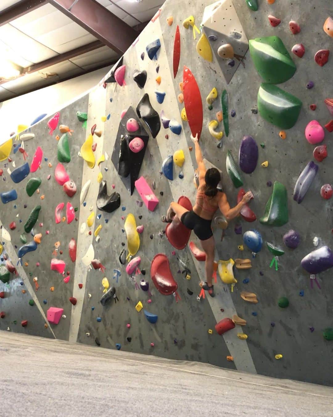 ミーガン・マスカリーナスのインスタグラム：「Rock climbing @springsclimbingcenter 😊 #climbing #colorado」