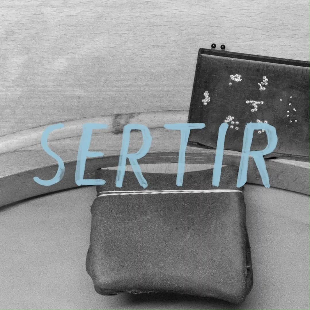 エルメスのインスタグラム：「SERTIR:​ - Brings preciousness to life.​ - Makes the sparkle endure.​ - Is the setting gesture.​  Mounting precious stones on Hermès creations is an uncompromising skill. Our artisans master several techniques, depending on the flexibility or tenacity required for every situation. Crimping allows a stone to be held firm by claws that embrace it while displaying all its beauty. A closed setting guards the stone safely within a wall. A massé setting wedges the gem in place with a gentle blow from the goldsmith’s hammer. Whatever the setting, it ensures that each gem can live a life as active as your own. ​  #KnowHow​ #Craftsmanship​ #ArtOfGestures​ #Hermes」