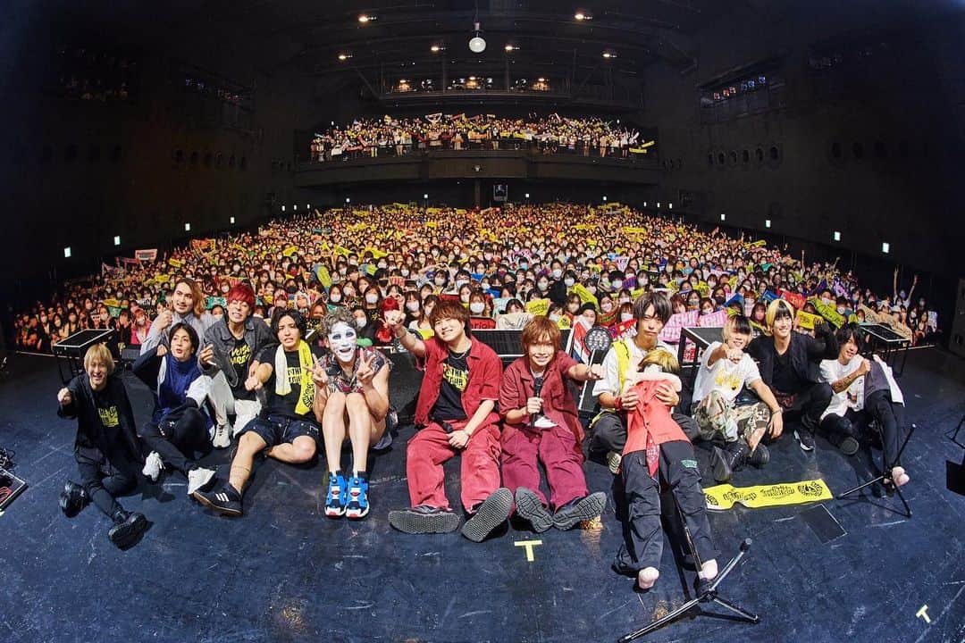 鬼龍院翔のインスタグラム：「素敵な写真をもらったよ(^-^)📷✨  #Novelbright #VOI SQUARE CAT #ゴールデンボンバー」