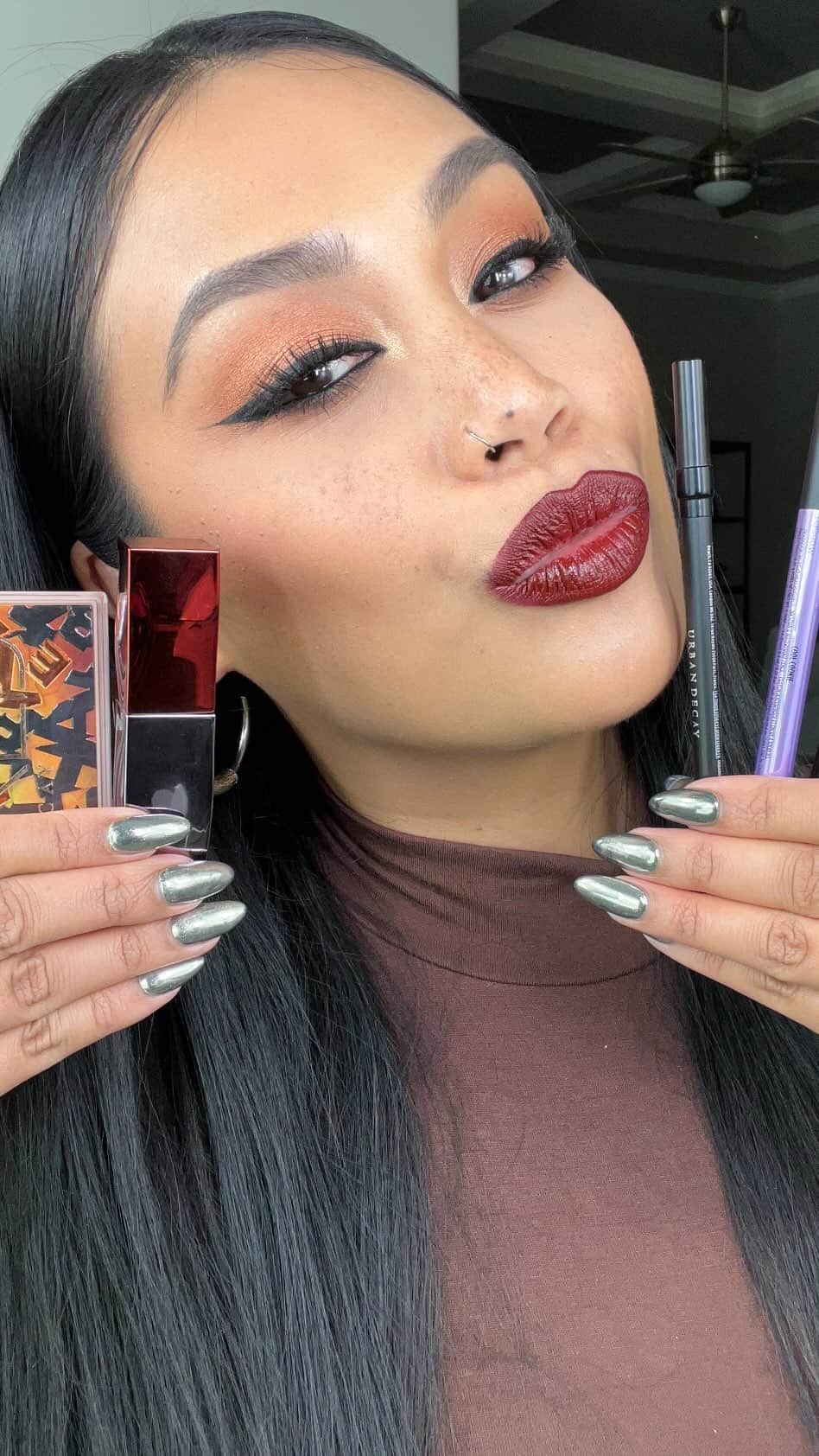 Macy'sのインスタグラム：「Watch LIVE as @urbandecaycosmetics makeup artist show you how to create an easy everyday cat eye that is perfect for Halloween.」