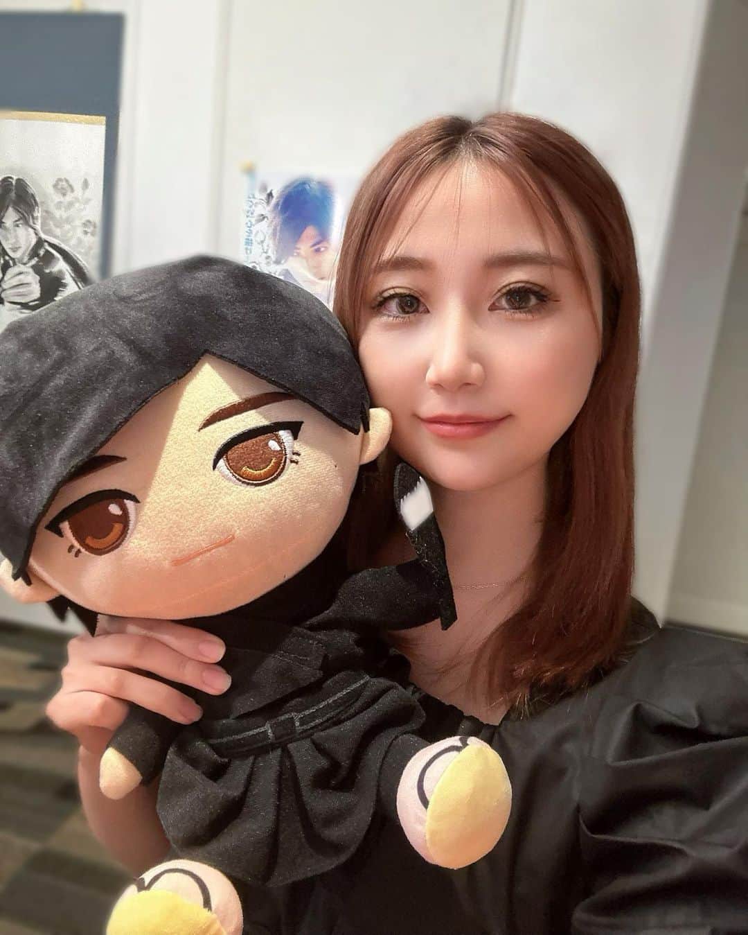 ぴょん♡のインスタグラム：「横浜流星さん主演の「僕は、線を描く」の試写会にお招き頂き行ってきました😊 ちはやふるの製作陣が新たに挑む、水墨画の世界。青春映画の金字塔、再びです✨ 私も学生時代習字を習っていたのですが、習字とはまた違った水墨画の素晴らしさと水墨画を通して描かれる想いや生き方にとても感動しました🥺 水墨画は500年の歴史があるんですよ😊 重くもなりすぎず、感動もあり爽やかに見れるこんな映画を待ってました！ 絶対にみてほしいオススメの映画です🎶 10/21日〜全国で公開です✨  2枚目は非売品の横浜流星さんが描いた水墨画の絵入りカード🍀 実際に映画で横浜流星さんが使われていた筆もありました🖌 　 #映画せんぼく感想  #横浜流星 #水墨画」