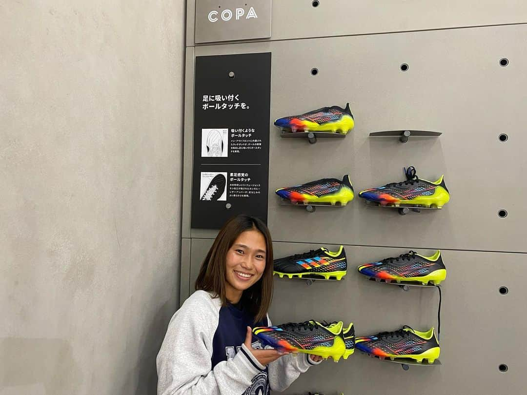 長野風花のインスタグラム：「. NEW!!! 色鮮やかな👟と共に!!  #createdwithadidas #copa」