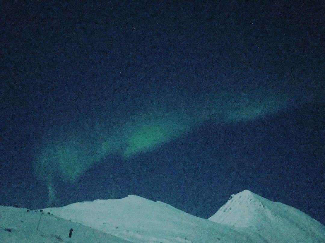 スルギのインスタグラム：「9 months ago - Aurora Lights Throwback photo See you again soon!   📸:Christian Ardie Dawal  Next destination Svalbard Norway this coming January!  #tromsø  #northernlights  #lyngen  #northernnorway #norge  #nature #naturephotography  #photography  #auroraborealis」
