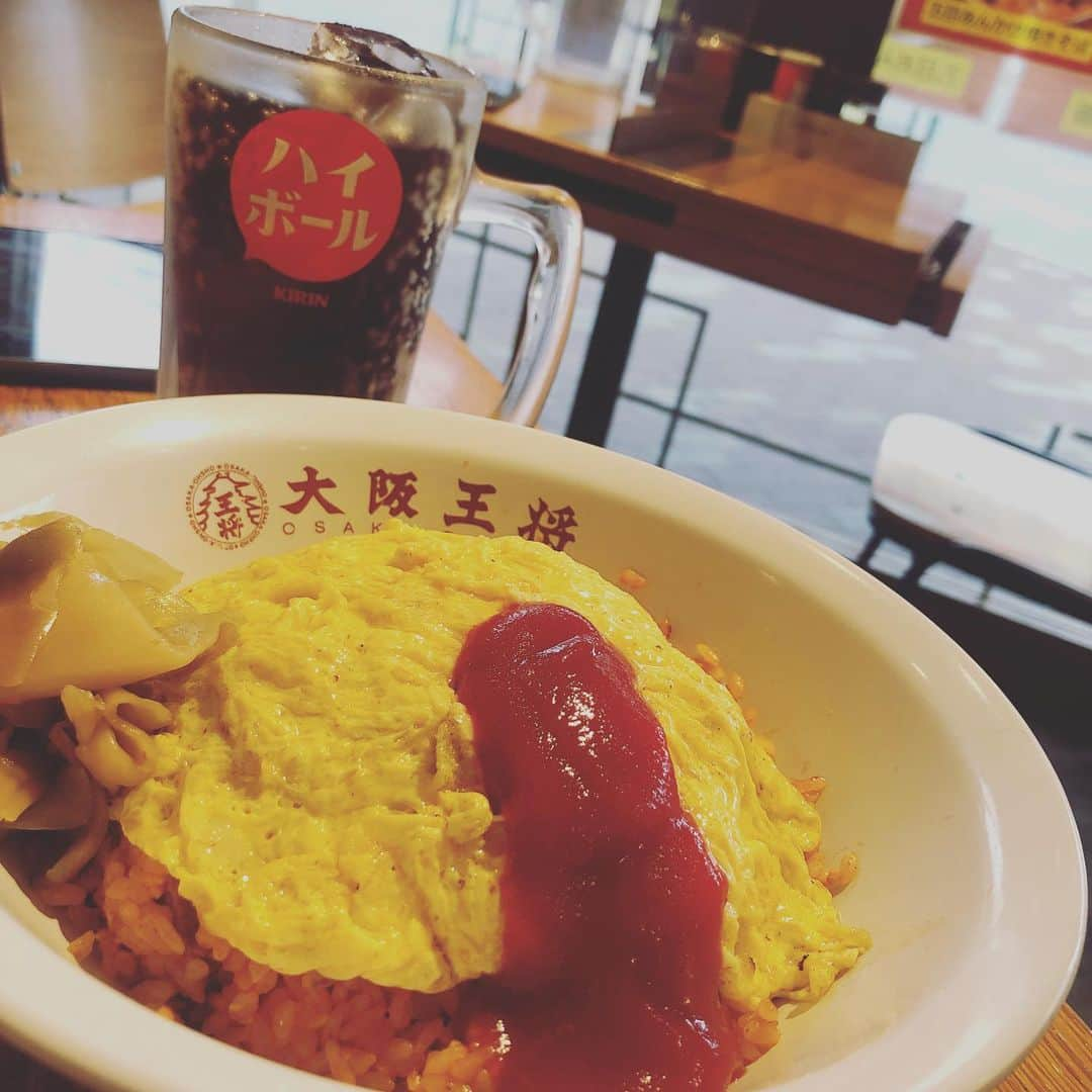 白川りさのインスタグラム：「しごおわ！の1杯！  こーゆー昔っぽいオムライスが好きよ コーラとオムライス最高の極み(°∀°)  次の予定までダラダラするです  #オムライス  #しごおわ  #デブ活  #お酒じゃないのよコーラよ」