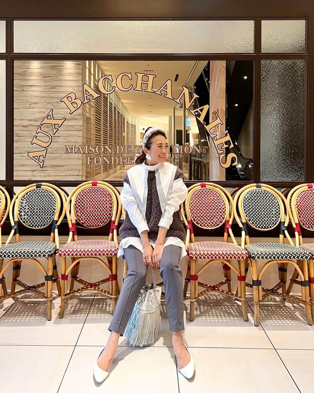 Mai Wakimizuのインスタグラム：「今夜から予約販売が始まるアイテムで丸ごとスタイリング♡今日はベストに何をレイヤードしようかなー？って悩むのが楽しい＼(^o^)／長め丈のバイカラーブラウスをレイヤードする時はアウトにして裾を出すのが可愛い！grayでまとめました♡ #wakkinstyle#coordinate vest&tops&pants:#linkable @linkable_official(今夜20:00〜予約販売)」