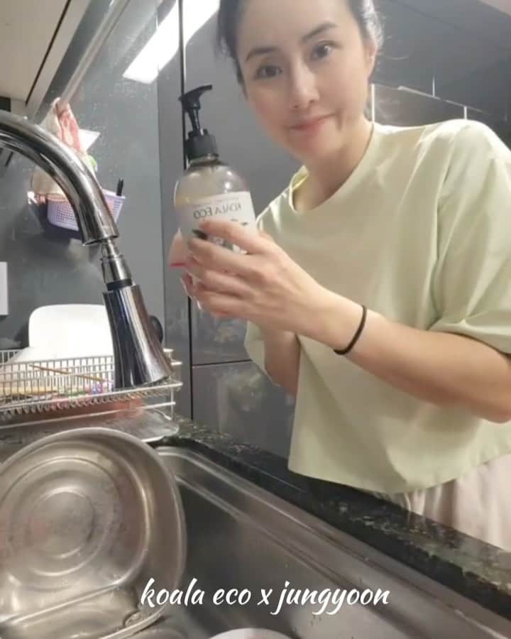 チェ・ジョンユンのインスタグラム：「⠀  재구매하시는 분들이 많으시네요💕 여행용 키트 3종세트를 선물로 드려요!! 선착순이니 빨리빨리 서두르세요~   청정 호주 100% 식물추출 친환경 비건 생활용품  😘제가 드리는 이벤트!!   1. 리필 3ea 구성 선착순 100명  Fruit & Vege Wash 500ml 본품 1개 증정 2. 선착순 구매 100명 30ml 미니3종세트 증정 3. 공구기간 중 구매인증 고객 중 추첨 10명  Fruit & Vege Wash 500ml 증정 4. 정윤'S pick 구매고객 중 추첨 3명  Body Wash 500ml 증정   ✔️전제품 100% 청정 호주산 에센셜 오일 사용 ✔️세균 99,9% 박멸 ✔️친환경 무독성 호주 순수에센셜오일 ✔️전제품 호주 비건 인증 ✔️염료, 합성향료, 차향제, 염속표백제, 황산나트륨 무첨가 ✔️임산부, 어린아이. 애완동물 있어도 안심사용 ✔️100% 재생산 용기만 사용 ✔️생분해성 자연유래성분   자연을 생각하면서 동시에 우리 몸에 해가 되지 않는 생활용품을 찾고 계실까요? 유기농과 몸에 좋은 영양제를 먹는 것 만큼 중요한게 생활세제를 잘 선택 하는거죠??   저도 꾸준히 사용중인 코알라에코❤️ 안써보신 분들이 계신다면 꼭!! 한번 써보세욥!! ⠀  #코알라에코 #세제공구」