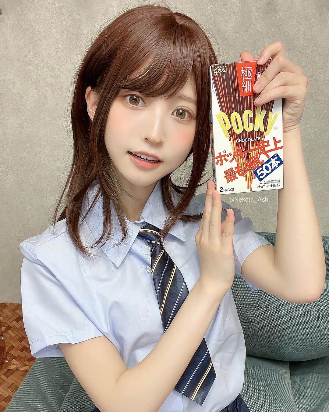 猫田あしゅのインスタグラム：「ポッキー食べよ〜！ . #shibuya #セーラー服#sailor  #cosplayer #japanesegirl #model #photo #photography #フォトスポット #コスプレイヤー #渋谷 #渋谷フォトスポット  #ぶれざ #ポッキー #ポッキーの日 #モデル #インスタ映え #sky #制服 #jk #ショートヘア #make #influencer #インフルエンサー #女子高校生 #コスプレ #cosplay #空 #sky #japan」