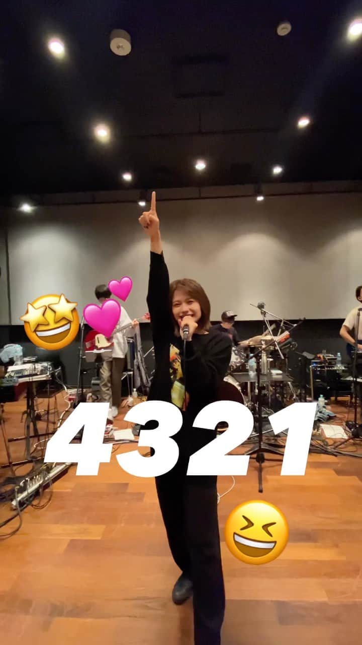 足立佳奈のインスタグラム：「LIVEに来てくれるみんなへ💕  練習してきてほしいなぁっ！ この曲みんなで楽しみたーいっ！  2サビの 「Put your hands up」のところは、 手をあげてねっ😚🙌🏻🙌🏻  #いよいよ明日と明後日 #たのしみやんっ #楽しんだもん勝ちっ」