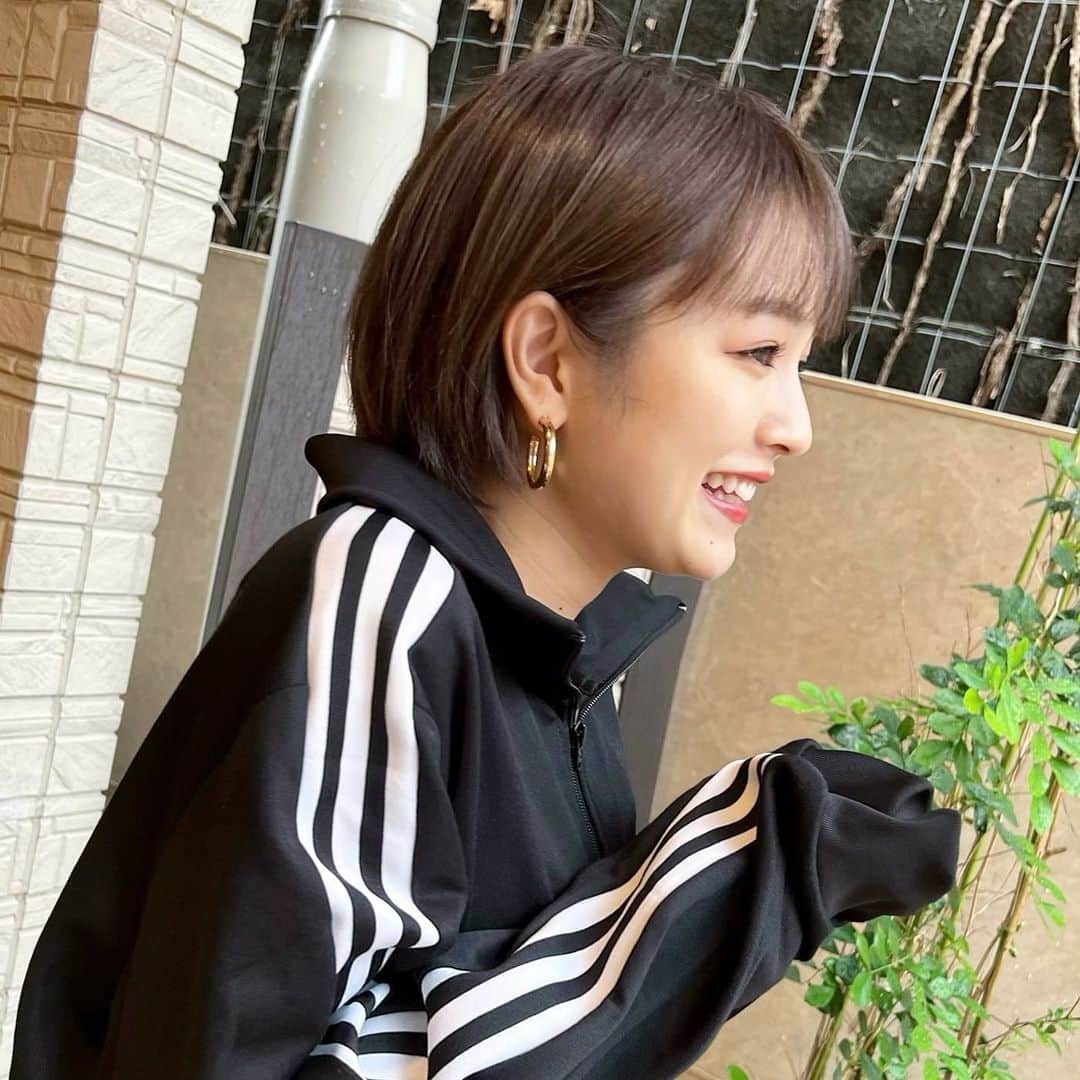 富久美玲のインスタグラム：「_ . 秋っぽくマロンカラー🌰 ブリーチ毛だから透明感があって綺麗！ . 前髪はぱっつんに揃えて頂きんか✂️ . #ショートヘア#ヘアカラー#ブリーチカラー#マロンカラー#hair#헤어스타일#짧은머리」