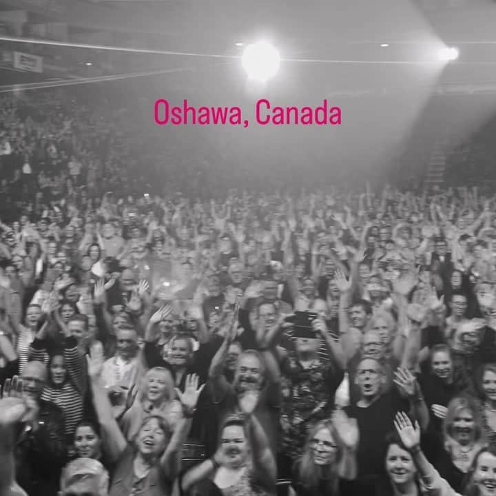 ブライアン・アダムスのインスタグラム：「Oshawa….U sure sang great tonight ❤️ #sohappyithurts」