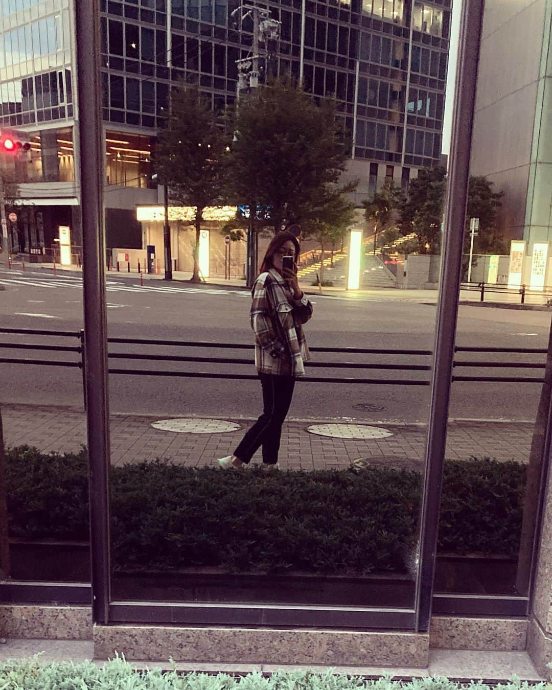 CRAZY COCOのインスタグラム：「🍁🍇🌰🍐🍠 Good morning sunshine :)  朝5時半の名古屋から盗撮風ショットを お送りしておりますのよあーた📸  ホテルのパジャマに アウターを羽織っただけのスタイルで 約1年ぶりの名古屋を朝んぽざますわあーた🌅🤍  旅行や、久々の土地に行く時は 早起きしてお散歩したり 海まで朝日を見に行ったり その場所に来れた幸せを噛み締めるように 心掛けておりますのよあーた🌈  もっと色んな場所でお仕事出来るよう 頑張るわよあーた❣️  #名古屋 #ひつまぶし #食べたい #きしめん #食べたい #天むす #食べたい #ランチ #してから帰りたい #ぬってみそかけてみそ #ねぶりたい #もう行かなきゃ #時間ないのよあーた #デヴィ夫人風 #大リスペクト #気付けばもう6時半 #編集雑魚」