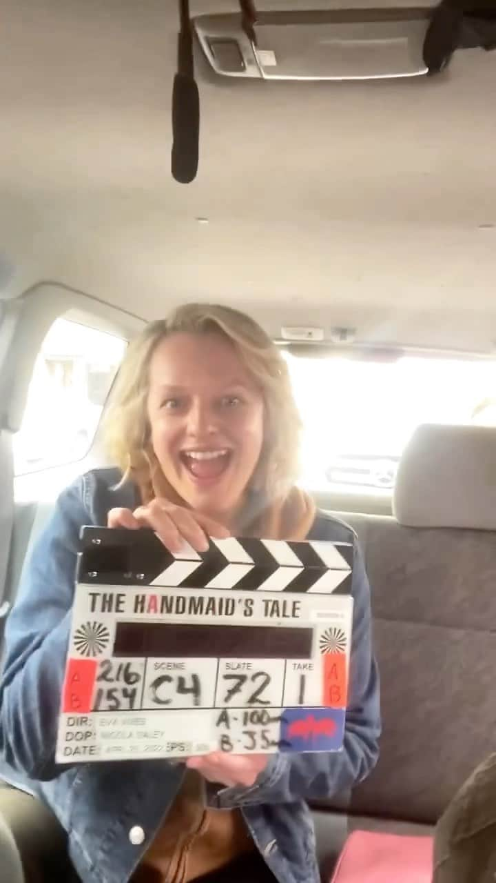 エリザベス・モスのインスタグラム：「Stole your video babe, thank you 😘 @otfagbenle @whododatlikedat @handmaidsonhulu #thehandmaidstale」