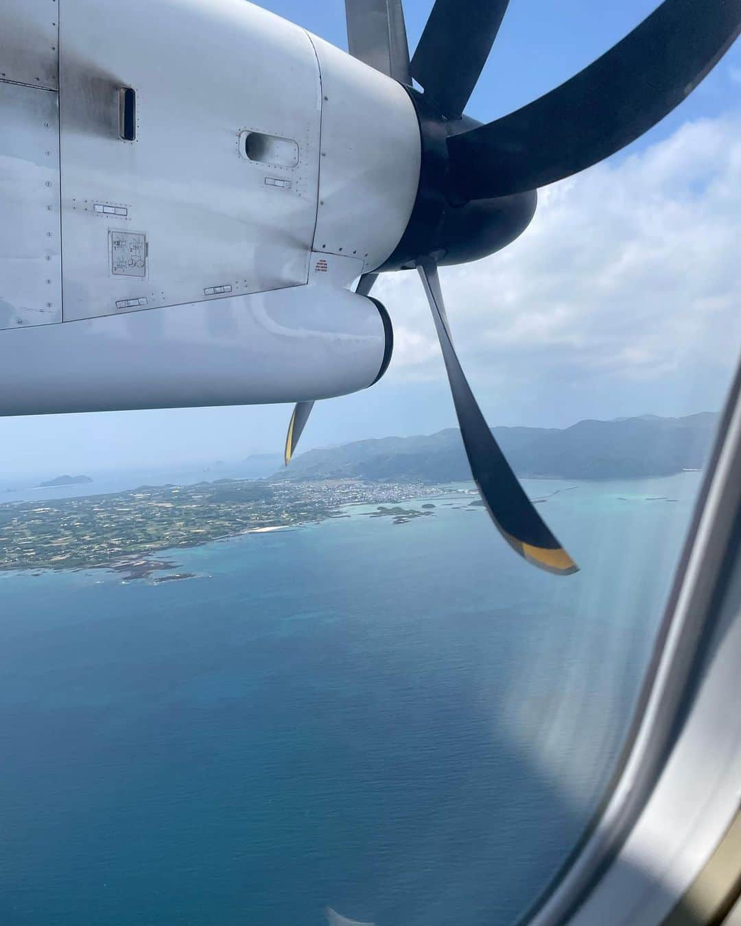 高橋克典のインスタグラム：「五島に向かう飛行機の中。  「舞いあがれ」物語の中で、 舞とめぐみはフェリーで渡ったけど、春に、僕は飛行機で。  天気も良くて、眼下に広がる海は、深い緑から無限の広がりを持つかのような青が輝いてた。  五島、天草、この辺り、本当に美しいところですね」