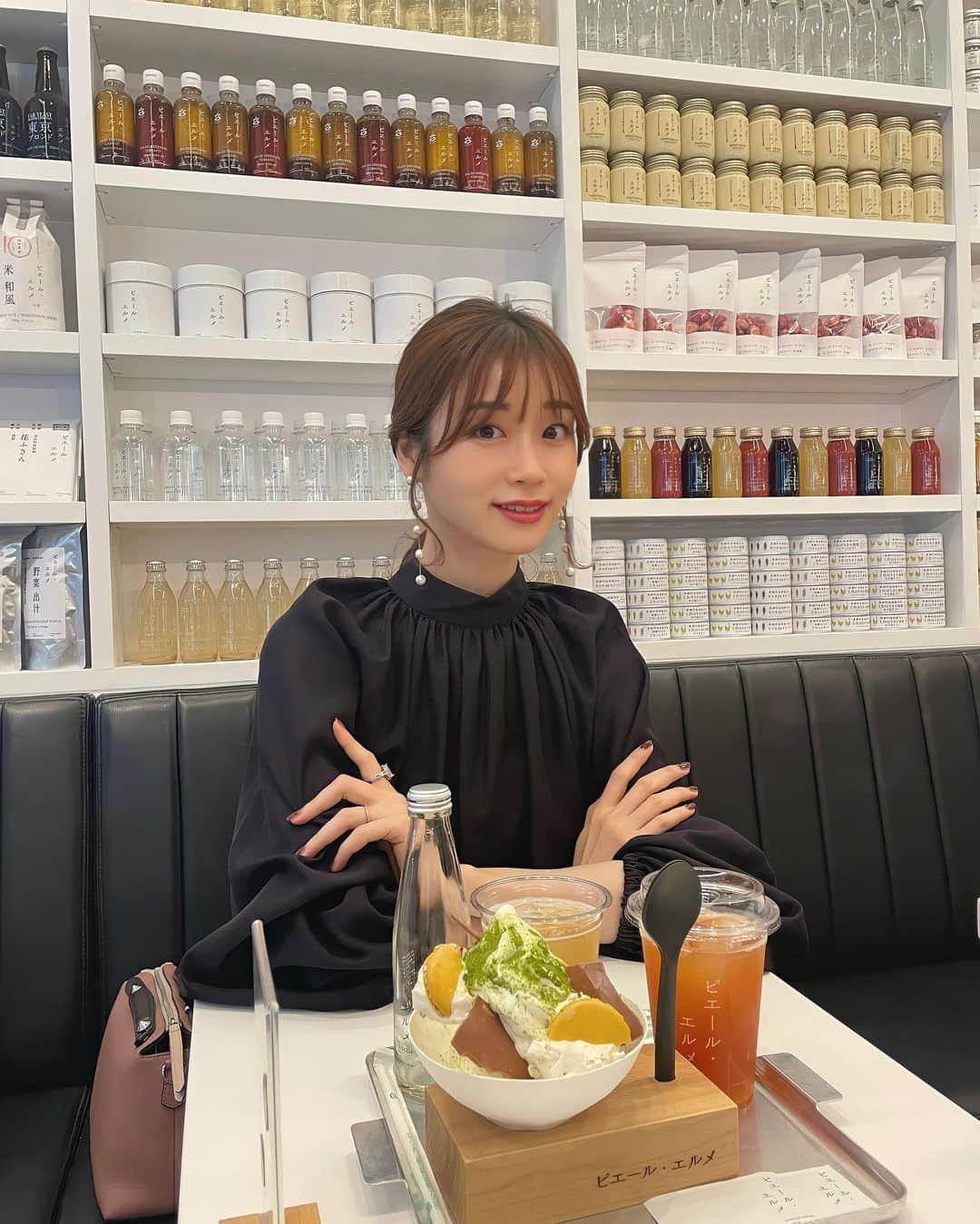 牧野結美さんのインスタグラム写真 - (牧野結美Instagram)「🍦🤍  店内の壁一面にいろんな調味料が 飾ってあって可愛かった♡  @made_in_pierreherme_official   #ピエールエルメ #ピエールエルメ丸の内 #丸の内カフェ #丸の内グルメ #丸の内olグルメ #東京駅グルメ #東京駅カフェ #東京カフェめぐり #週末デート #夫婦デート #週末の過ごし方 #カフェタイム」10月13日 8時00分 - yumi_makino_