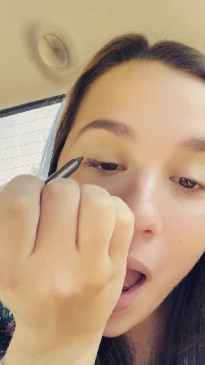 ギャビー・バレットのインスタグラム：「I will pay 100$ to someone who can put on neat winged eyeliner in a moving vehicle :)))))))) 😊👎🏻」