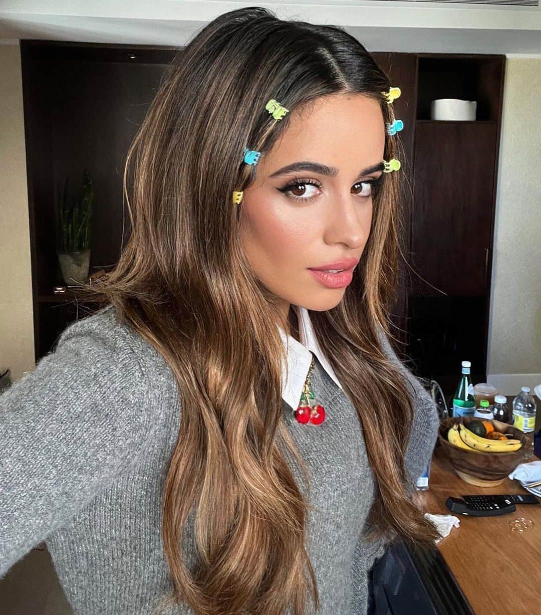 オードリナ・パトリッジのインスタグラム：「🦋 @camila_cabello ⚡️ Close up of these clips! Loving this ‘90s vibe 💓  styling by @robzangardi + makeup by @cgonzalezbeauty 🙌 #camilacabello #igotbeachwaved @thebeachwaver #90sfashion #camilacabello #neverbethesame」