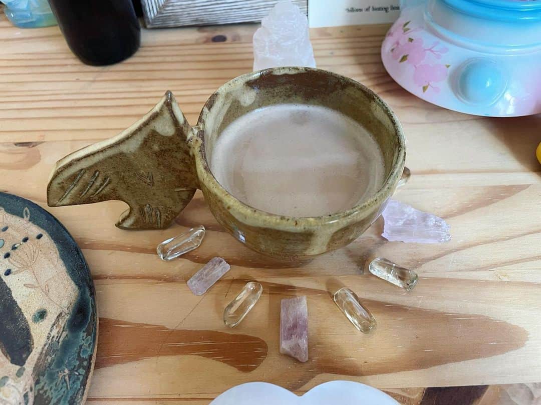 OLIVIAさんのインスタグラム写真 - (OLIVIAInstagram)「Made a new drink using schisandra berry!! It’s a Chinese medicinal herb and adaptogen known for beautifying the skin, mental alertness, balancing hormones and improving liver function.   I blended together half a cup of oatmilk (Oatly Barista Ed), half water, half a tablespoon of honey, 1/2 a teaspoon of this @animamundiherbals schisandra berry and rose extract, 1/2 teaspoon of rose powder, collagen peptides and mushroom powder mix. It turned out super 🤤💘👍.」10月13日 8時30分 - olivialufkin