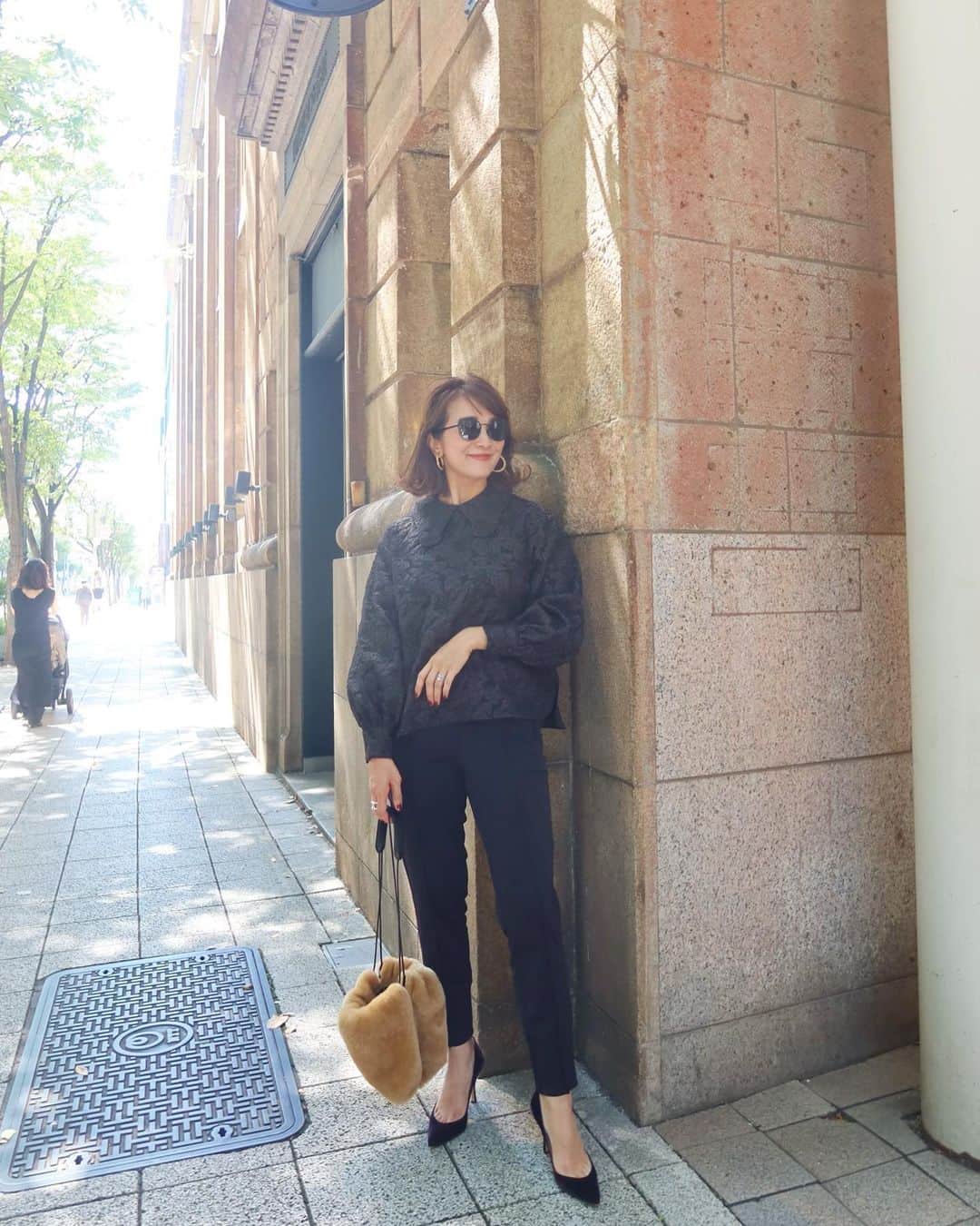 Mai Wakimizuのインスタグラム：「フラワーデザインのジャガードがladyなブラウスは母世代にも褒められる一枚。きちんと感があってオケージョンにも使えます♡バタフライをイメージしたお襟もお顔周りにポイントになる♡合わせた定番イージーパンツ、従来のものからリブのお色を変えて更に更に履きやすくなりました♡裏起毛でこれからのシーズン手放せない1本になりそう！今夜から予約販売始まります＼(^o^)／ #wakkinstyle#coordinate tops:#linkable @linkable_official(popup先行発売) pants:#linkable @linkable_official(今夜20:00〜予約販売.popup先行発売)」