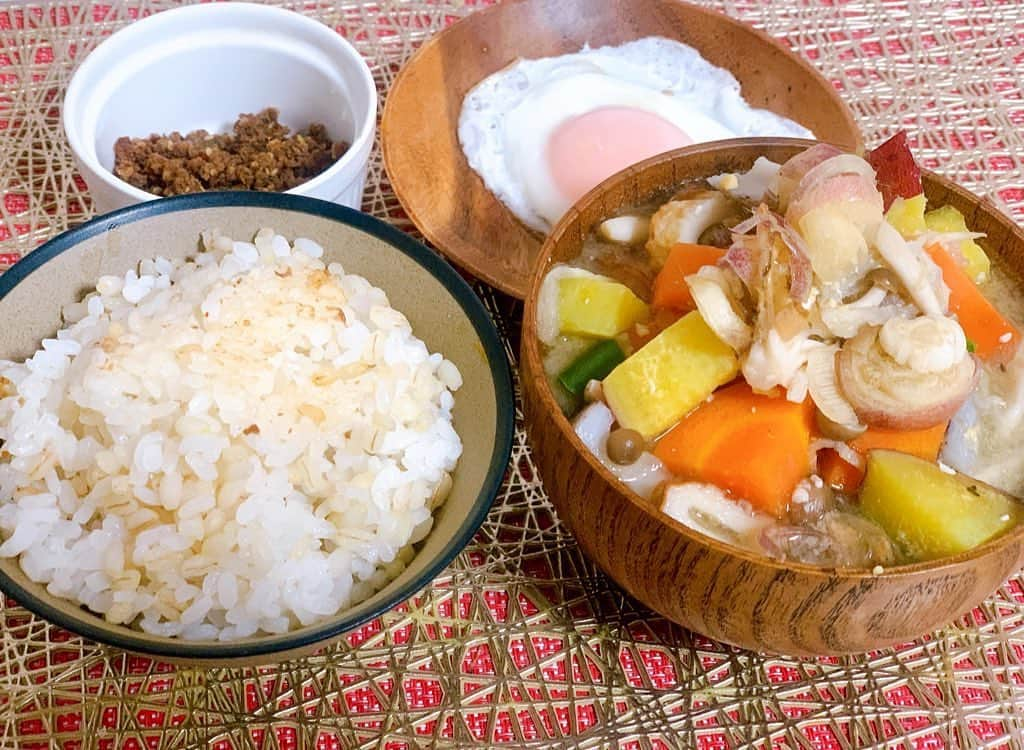 小林アナさんのインスタグラム写真 - (小林アナInstagram)「朝飯！  もち麦入りご飯180g 目玉焼き さんまの何とか 味噌汁　カボチャさつまいもちくわしめじ人参切干大根みょうがキャベツ  #美味しく減量」10月13日 8時57分 - genkobiribiri