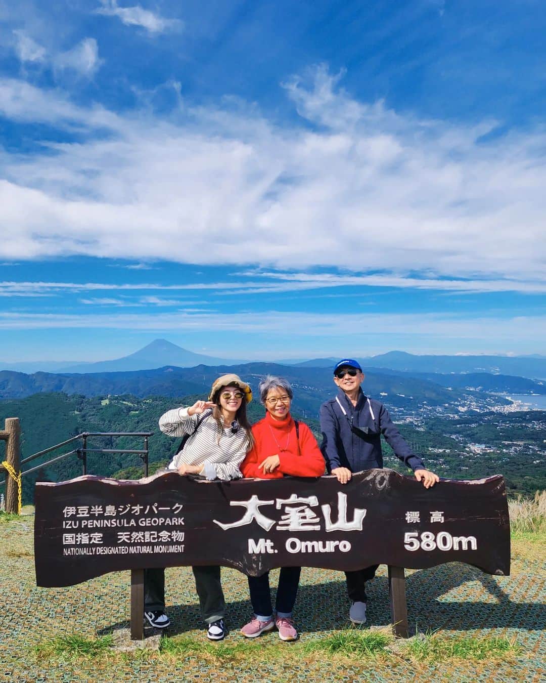 バイトゥーイ・ズワピットさんのインスタグラム写真 - (バイトゥーイ・ズワピットInstagram)「Mt.Omuro หลงรักจนอยากกลับมาอีกครั้ง ⛰️ ที่นี่เป็นภูเขาไฟที่เคยปะทุเมื่อ 4,000 ปีที่ผ่านมาซึ่งตอนนี้สงบแล้ว รูปร่างเหมือนชามคว่ำ เราสามารถเดินชมวิวรอบๆปากปล่องได้ 360องศา วันไหนฟ้าเปิดสามารถมองเห็นฟูจิซังได้จากบนจุดชมวิวอีกด้วย . สีของเค้าจะเปลี่ยนทุกฤดูในฤดูหนาวภูเขาลูกนี้จะถูกปกคลุมไปด้วยหิมะขาวโพลน เดือนกุมภาพันธ์จะมีเทศกาลเผาหน้าดินเพื่อปรับปรุงหน้าดินเป็นเทศกาลที่มีมากว่า700ปีแล้ว ช่วงนั้นภูเขาจะมีสีดำทั้งลูก . ใจกลางปล่องภูเขาไฟถูกปรับพื้นที่ให้เป็นลานยิงธนูและที่นี่สามารถพาน้องหมาน้องแมวมาเดินเล่นได้ด้วยนะคะ เดินชมวิวรอบปากปล่องมาเหนื่อยๆก็มาเติมพลังด้วยดังโงะร้อนๆ อื้อหือฟินสุดๆ🍡🗻🤎  . ป.ล. มากับป๊าแม่ไม่ถ่ายรูปกับป้ายก็เหมือนมาไม่ถึง #zvpvacation #omuro」10月13日 10時02分 - iiitoei
