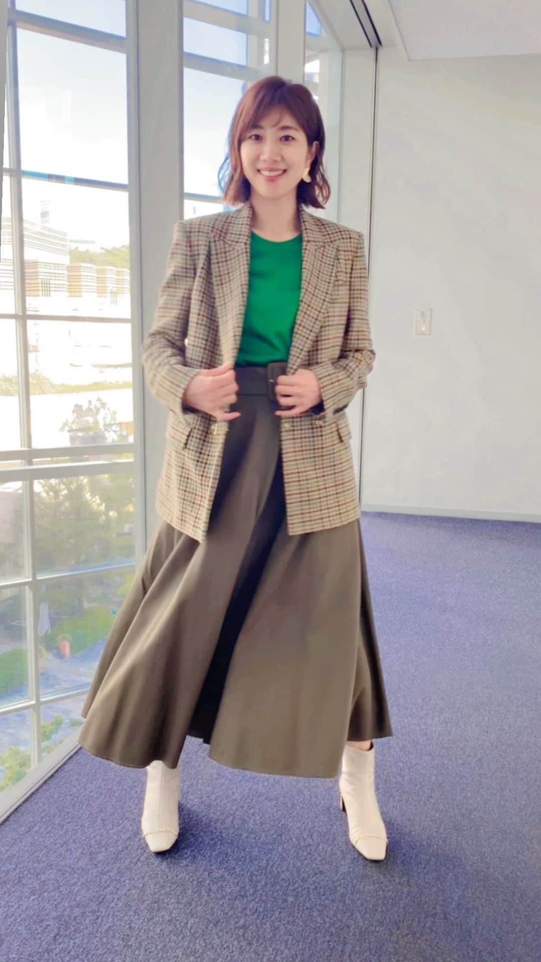のインスタグラム：「グッドモーニング👍スタイリング集 9月10月編🍁  ①トップススカート @lephil_official   ブーツ @randa_pic   ②デニムワンピース @co  ピアス @abiste_official  ③ジャケット.インナー @pinko_aoyama @pinkoofficial スカート @patou ピアス @room403_official ブーツ @randa_pic  ④トップス、ワンショルダーオールインワン @lephil_official」