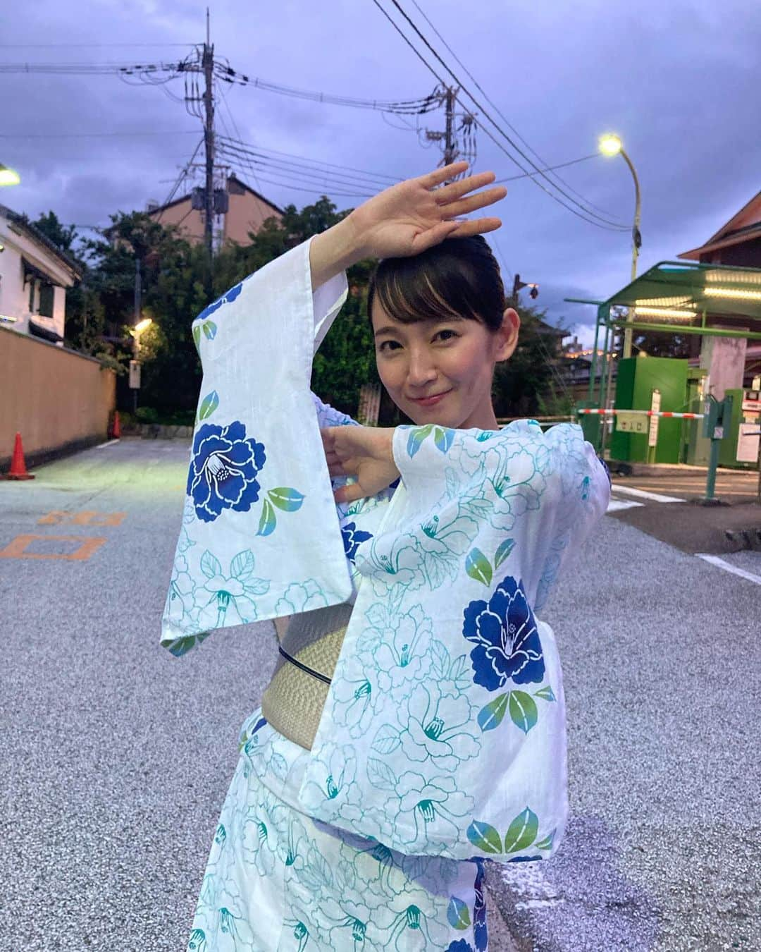 吉岡里帆（マネージャー）さんのインスタグラム写真 - (吉岡里帆（マネージャー）Instagram)「写真集のスペシャルBOX版のご予約は本日23:59まで⏰ ご購入希望の方は取り扱い書店や通販サイトでご予約お忘れなきようお願いします🫡  写真は京都での浴衣撮影終了後、わたしの「あえてちょっと変なポーズをしてみてほしい」というムチャなリクエストに悩みながら応えてくれた時の🫶  #いつかの吉岡里帆さん #Wアニバーサリー写真集」10月13日 11時02分 - rihoyoshioka_mg