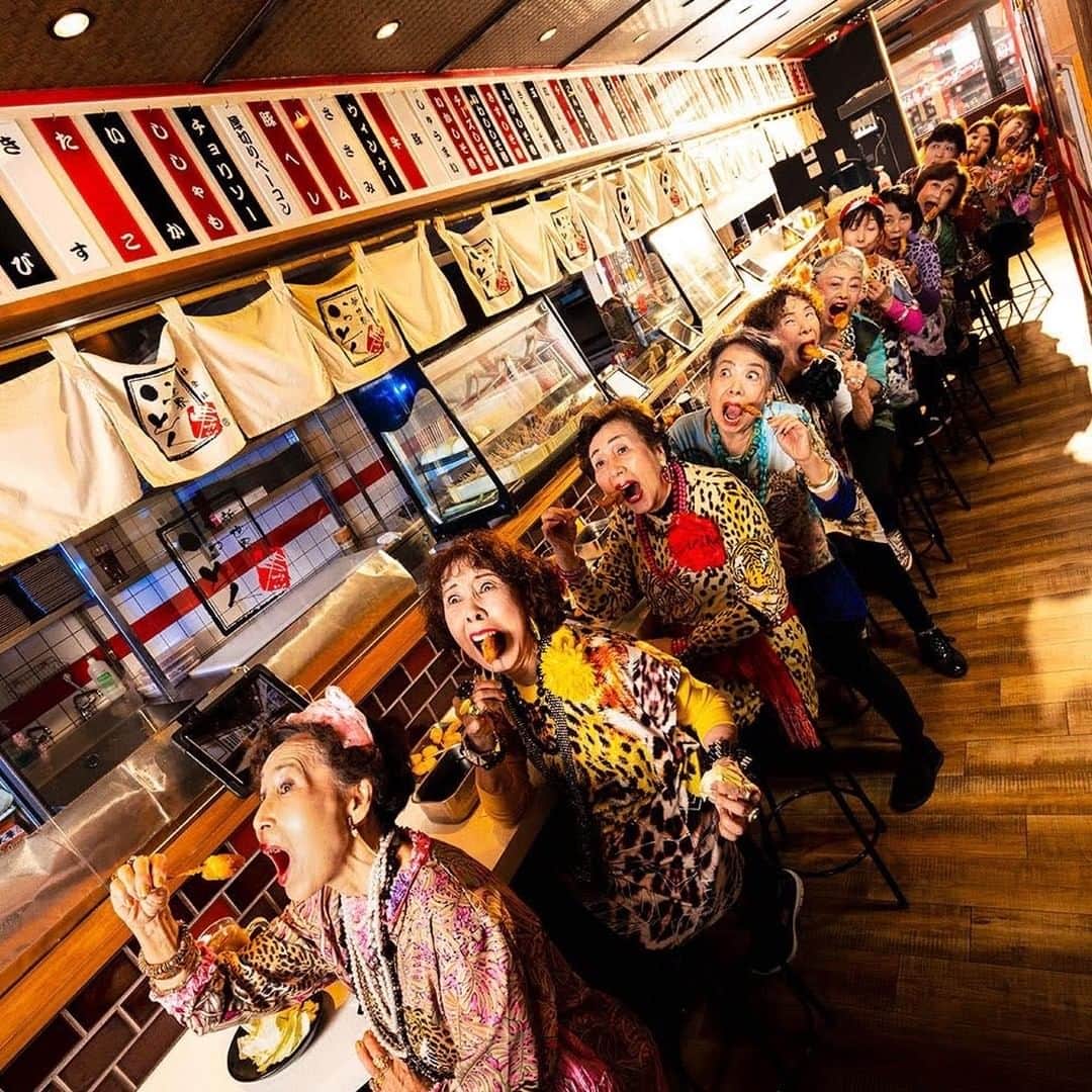 串カツ 新世界串カツいっとく【公式】のインスタグラム：「「オバチャーン♪　」  いつも、ありがとうございます！！😊 新世界串カツいっとくです！！✨  先日、いっとく道頓堀店に「オバチャーン」がご来店され、いっとくの串カツを堪能していただきました⭐️ オバチャーンとは2011年8月に結成された大阪府のご当地女性アイドルグループ😍  オバチャーン | Facebook  https://www.facebook.com/obachaaan https://m.facebook.com/obachaaan とても、パワフルでおせっかいなオバチャーン様達♡  そんなオバチャーン様達🥰  2022,10/14(金）~10/16（日）の３日間で東急ハンズ梅田展にてコラボグッズ販売＆同時写真展を開催するそうですよ♪  いっとくでの写真も使用していただけるとの事♪ 楽しい写真展なのは間違いなしですね★  オバチャーンの元気をいただき、いっとく今日も元気に営業してます！！  ぜひ、写真展の後はいっとくに絶品の串カツを食べにきてください♪♪  ▼▽▼ホームページはこちら▼▽▼  https://www.to-kosan.com/ 各店舗をクリック！メニューも掲載しております。   皆様のお越しを、心よりお待ちしています☺  #梅田　#難波　#新世界　#通天閣　#道頓堀　#新世界グルメ #梅田グルメ #観光地 #大阪グルメ #串カツいっとく #居酒屋 #osaka #大阪市 #大阪グルメ #大阪観光 #大阪美食 #大阪酒店 #大阪府 #大阪駅　#オバチャーン #串カツ #大阪名物」