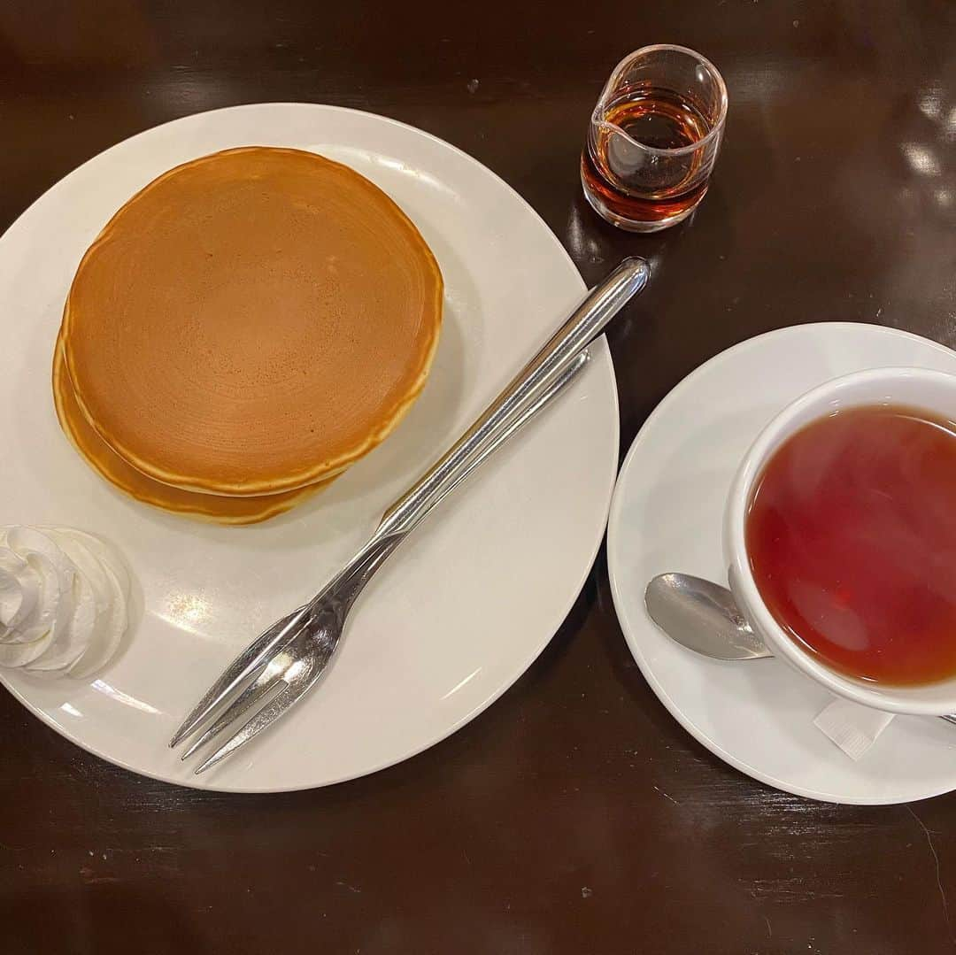 三戸なつめさんのインスタグラム写真 - (三戸なつめInstagram)「目元キラキラさせて茶しばいた日☕️🫖 素朴なホットケーキがいちばんおいしい🥞 ひとりでぼけーっとしてる時間がとても大事なんだぁ〜よ。 では今日も舞台頑張ってきます☺️🫰 #タクフェス #ぴえろ #三戸なつめ」10月13日 11時39分 - mito_natsume