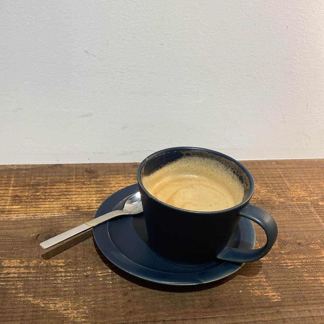 三戸なつめのインスタグラム：「目元キラキラさせて茶しばいた日☕️🫖 素朴なホットケーキがいちばんおいしい🥞 ひとりでぼけーっとしてる時間がとても大事なんだぁ〜よ。 では今日も舞台頑張ってきます☺️🫰 #タクフェス #ぴえろ #三戸なつめ」