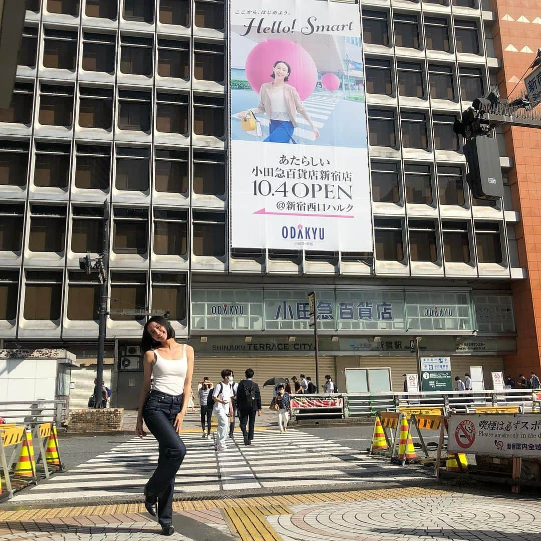 海老沼さくらのインスタグラム：「小田急百貨店 新宿店✨ ありがとうございます🥲💕最高です。  4枚目は母、5枚目は祖父。家族が喜んでくれて嬉しい🥲」