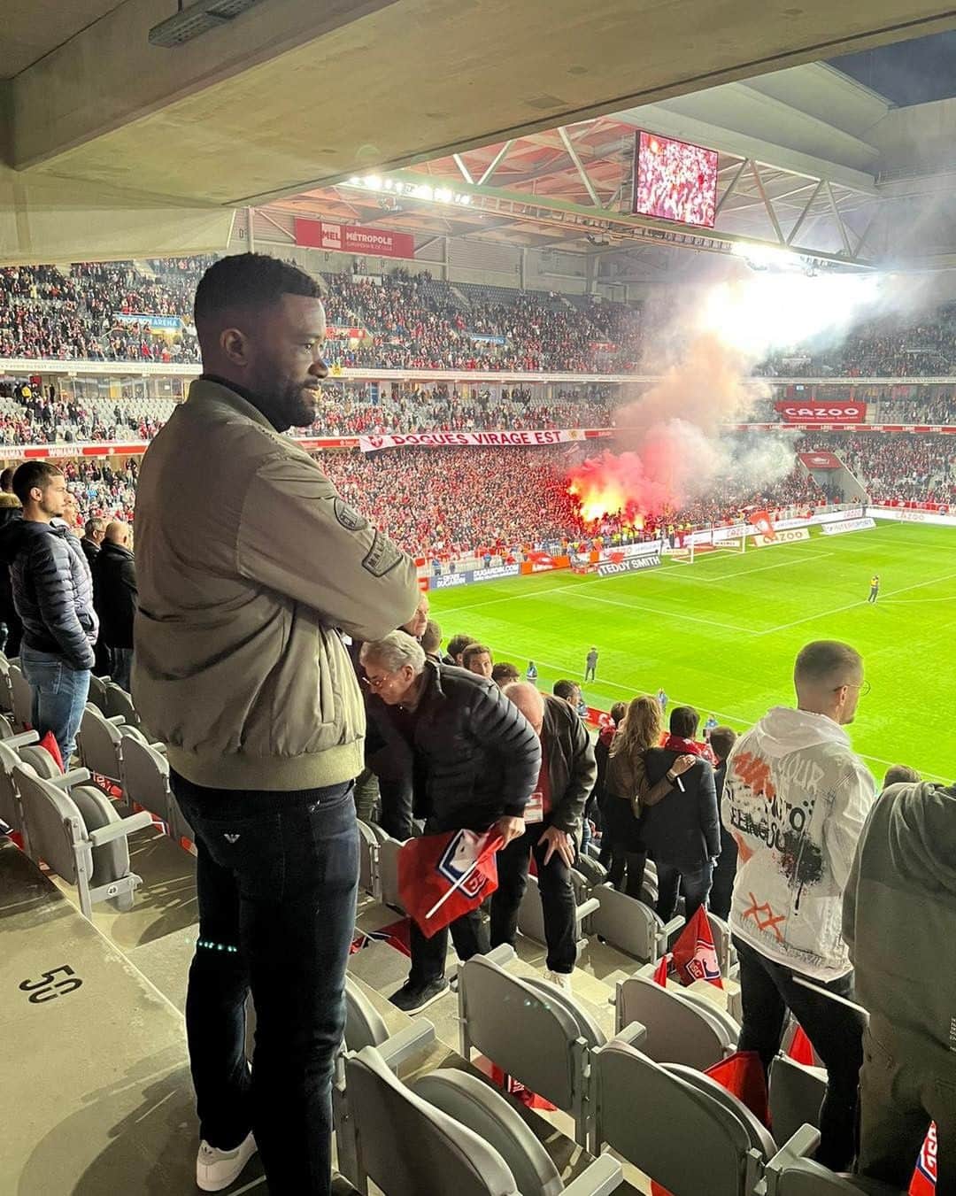 オーレリアン・シェジュのインスタグラム：「En mode supporter ce dimanche au stade Pierre-Mauroy pour vivre et célébrer la victoire du losc dans le Derby face à Lens..  Rencontre avec quelques ex coéquipiers  Chedjou Sports Consulting #riomavuba #chedjousportconsulting #lelosc」