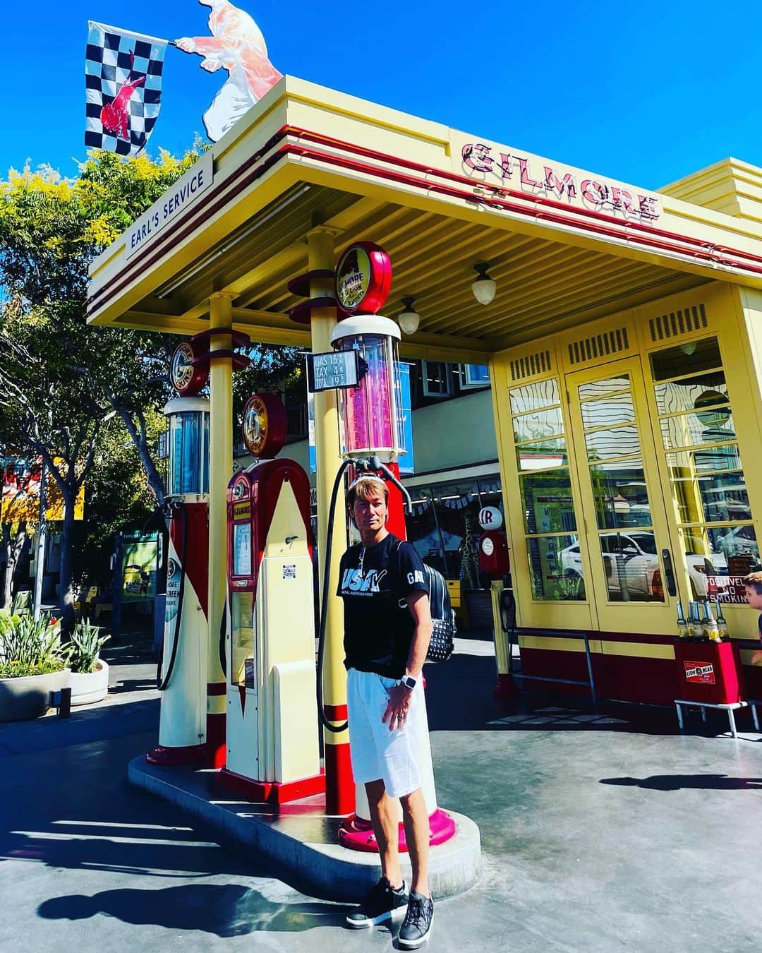 のインスタグラム：「こちら世界一可愛いガソリンスタンド♡満タンは…fill it up〜♪#californiabeachtour #california #losangeles #usa #beach #love #art #nature #マイケル富岡 #タレント #俳優 #撮影 #surfershouse #beachhouse #隠れ家 #generalamericanhome #海 #ビーチ #大自然 #癒し #ロス #芸術 #アート #lalife #lastyle #usatv #ビーチツアー」