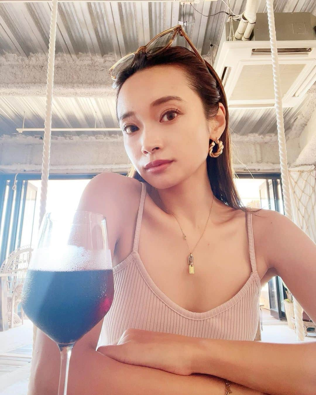 本多末奈さんのインスタグラム写真 - (本多末奈Instagram)「🍷🌺🌹  『何飲まれますか？』 って聞かれるとつい選ぶのはここ数年赤ワイン。 何年か前に、『赤ワインはダイエットに無向いている、太りにくい』など聞いてから飲み始めたお酒です。 （⚠️実際は諸説あると思うし、人それぞれ体質とか体に合う合わないにどあると思うので今ここに書いたことが本当だとは思わないでくださいね🙏😅） ただ、年々冷たい飲み物がグビグビ飲めなくなってきたのは確かにあって、今の赤ワイン好きに至りました🍷 年齢と共に、食べるものも飲むものも好みって変わるんですね〜。 10年前なら考えられなかったかも🤭 飲む時はもちろん常温で♥️  #赤ワイン #赤ワイン好き #常温が好き #wine #redwine #winelover」10月13日 21時47分 - honda_mana