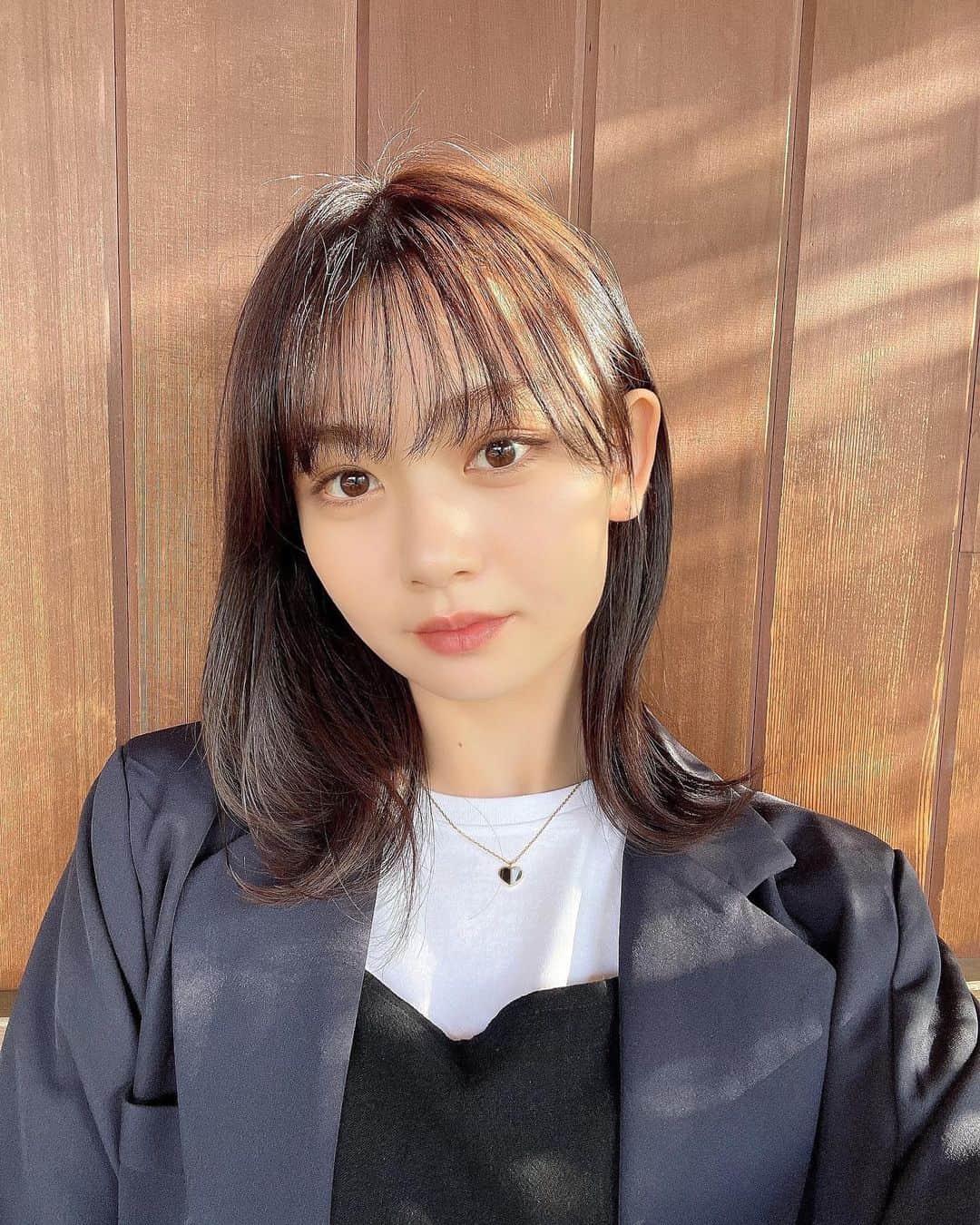 安村真奈のインスタグラム：「この日は小学校の通学路お散歩した🚶 お散歩したくなる季節^ ^  #安村真奈 #秋コーデ #ジャケットコーデ」