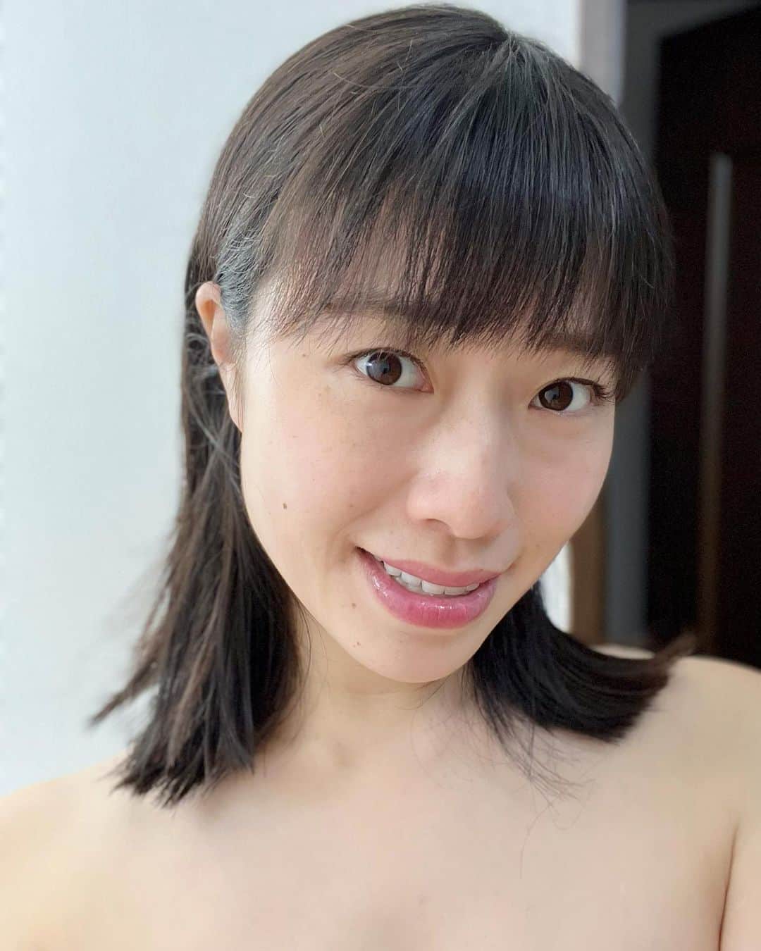 小田飛鳥のインスタグラム：「また少し切って来ました〜💇🏻‍♀️ 髪の毛がスッキリすると、心まで軽くなりますね♪ 気圧のせいか、身体も重かったけど、飛んで行きそうなくらい軽いです🕊（←単純w） いつも細かいお仕事ありがとうございます👏🏻 #newhair #midiamhair #japanesegirl #asiangirl」