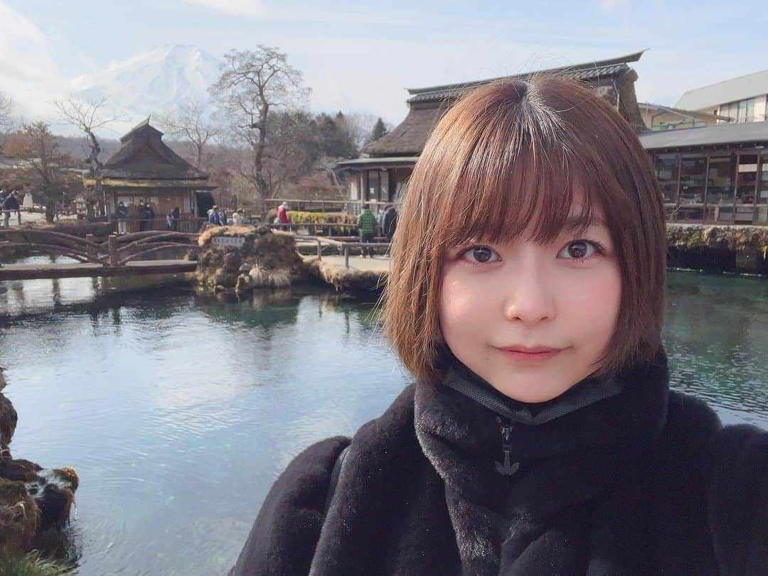 月野夏海のインスタグラム：「今年は初めて忍野八海行ったー！ 富士山も見えたよ🗻  テレビでやってて、たまたま近くに旅行行ったから行ってみた☺️  重要な水が綺麗な所は人影が入りすぎてうまく撮れず…💦 とても綺麗なのでご自分の目で見ることをおすすめします🥺❤️  #忍野八海 #山梨県  #山梨観光 #山梨  #山梨旅行 #旅行  #観光スポット #観光 #観光地  #旅行記 #旅行好き  #旅行写真 #旅行好き女子」