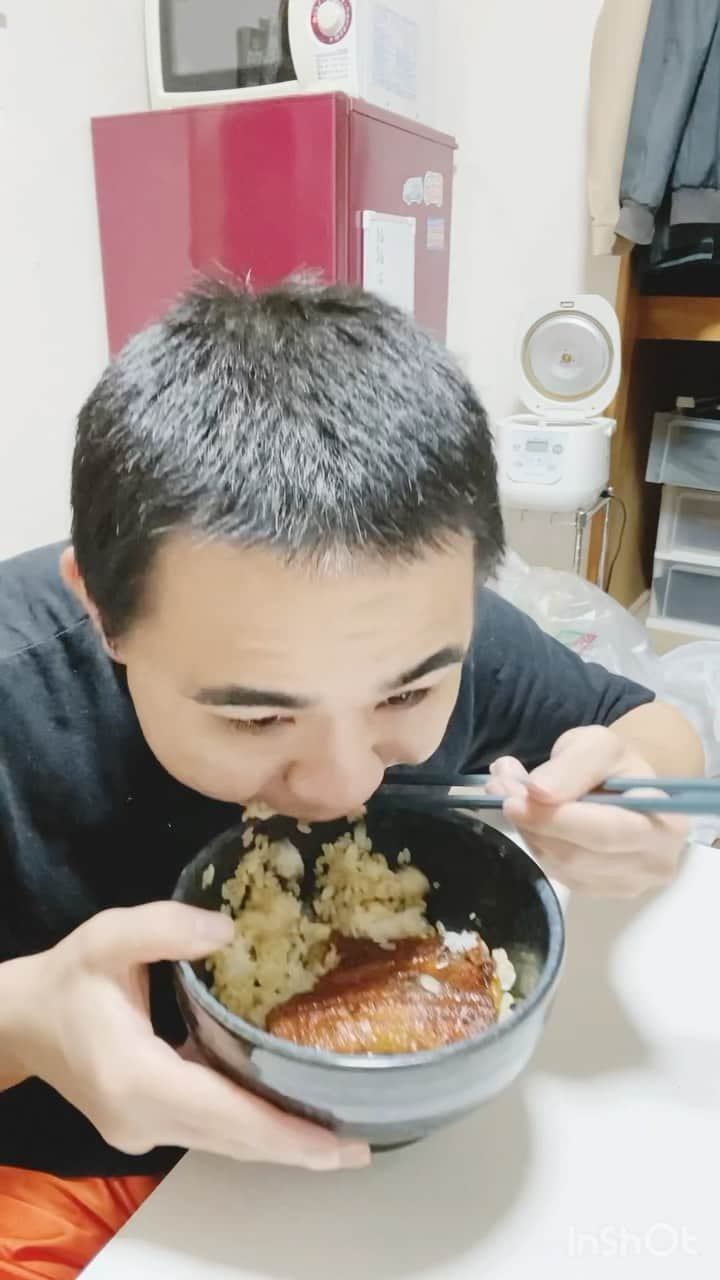 藤本秀星のインスタグラム：「鰻丼を食べるだけの動画　途中からひつまぶしを食べるだけの動画  #うなぎ  #鰻丼 #うな丼  #ひつまぶし #晩御飯 #食事 #男飯」