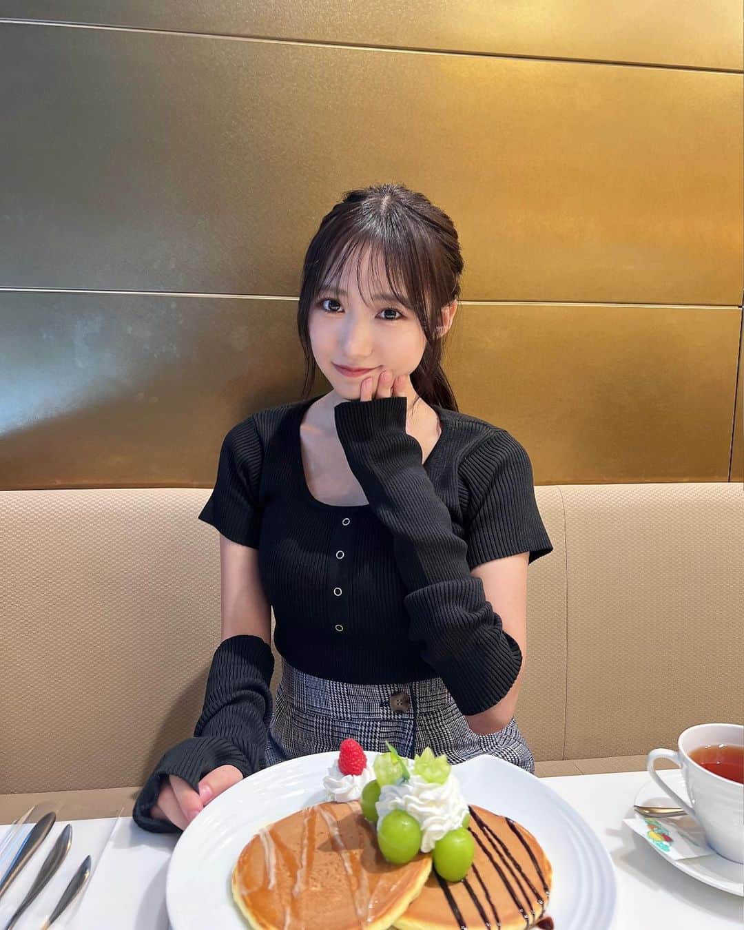 のインスタグラム：「🍇🥞💕  今年初シャインマスカットー！  フルーツパーラー西村でシャインマスカットパンケーキ食べました🥞🍯  シャインマスカットも パンケーキも美味しすぎたな…🫠  マスカットのシャキシャキの食感と爽やかな甘さでいくつでも食べれちゃうねぇ。  食欲の秋です🌰  #シャインマスカット #フルーツパーラー #渋谷カフェ  #秋コーデ #ポニーテール #骨スト #🍇 #」