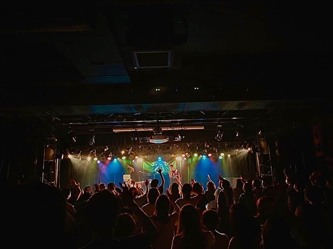 LANCEさんのインスタグラム写真 - (LANCEInstagram)「. BeeAliveVol.15 大阪公演@banana hall  いつ来てもバナナホール。 何度来てもバナナホール。  だったが今回…。  また来たらバナナホール、 リハーサル後、本番までの間に 会場内を散歩。  何度も来たのに、 知らなかった場所を、 いくつか見つけた。  エントランスからフロアに抜ける 途中にある狭い階段の先に、 来客用の喫煙所とか。  ただの喫煙所だけど…。  そこで一息ついた。  これが本編中に話してた、 懐かしい感覚。  よく、初めての会場や、 地方の遠征先では、 いろんな場所を巡っては、 好きな場所を探して、 近辺や会場内でも散歩してた。  ここ何年かは、 ステージ上ばかりを、 気にするようになってた、 そんな気がした。  だから初めて見つけた、 初めて踏む空間が、 感覚的には懐かしい感じがした。  でも単純にそれを思えるのは、 そこには懐かしいも新しいもない、 何も変わらないアンタらが、 愛変わらず目の前に散りばめて 煌めくからだ。  煌めきは劣化しない。 老いないのはそれがあるせいだ。  困った。  どうしよう。。 いつまでも若けぇまんまだ💧  毎度ありがとう。 大阪。」10月13日 14時28分 - onedraft.lancetagram