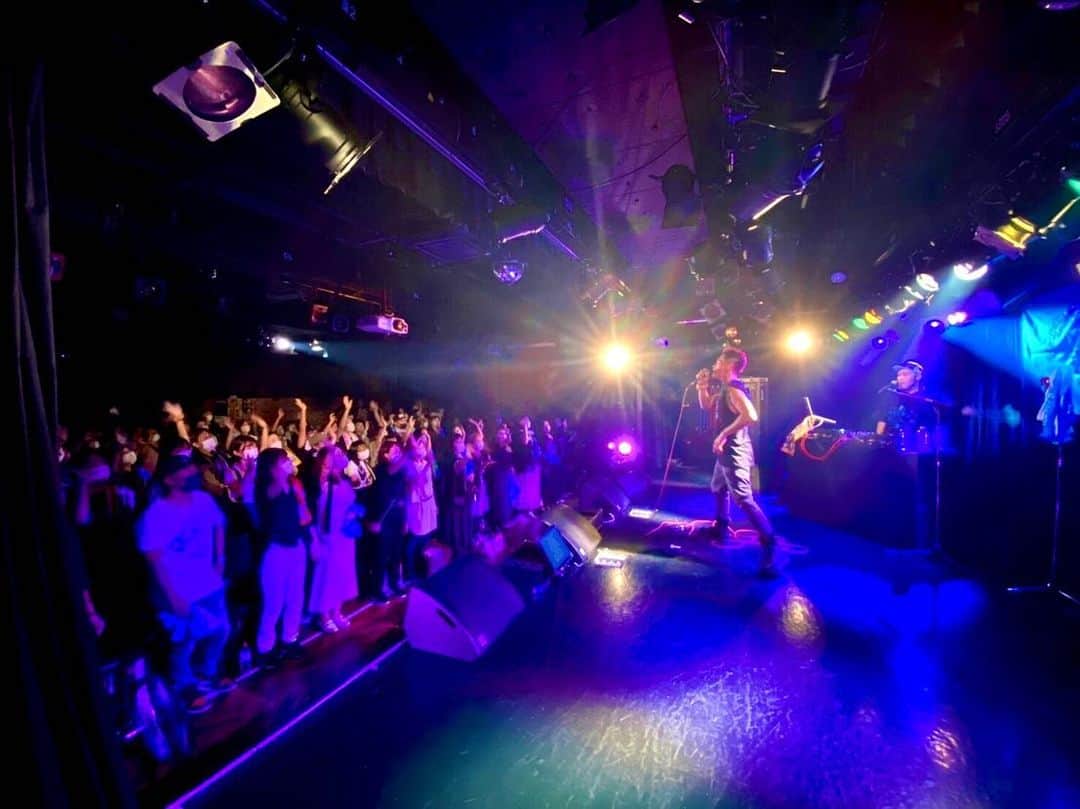 LANCEさんのインスタグラム写真 - (LANCEInstagram)「. BeeAliveVol.15 大阪公演@banana hall  いつ来てもバナナホール。 何度来てもバナナホール。  だったが今回…。  また来たらバナナホール、 リハーサル後、本番までの間に 会場内を散歩。  何度も来たのに、 知らなかった場所を、 いくつか見つけた。  エントランスからフロアに抜ける 途中にある狭い階段の先に、 来客用の喫煙所とか。  ただの喫煙所だけど…。  そこで一息ついた。  これが本編中に話してた、 懐かしい感覚。  よく、初めての会場や、 地方の遠征先では、 いろんな場所を巡っては、 好きな場所を探して、 近辺や会場内でも散歩してた。  ここ何年かは、 ステージ上ばかりを、 気にするようになってた、 そんな気がした。  だから初めて見つけた、 初めて踏む空間が、 感覚的には懐かしい感じがした。  でも単純にそれを思えるのは、 そこには懐かしいも新しいもない、 何も変わらないアンタらが、 愛変わらず目の前に散りばめて 煌めくからだ。  煌めきは劣化しない。 老いないのはそれがあるせいだ。  困った。  どうしよう。。 いつまでも若けぇまんまだ💧  毎度ありがとう。 大阪。」10月13日 14時28分 - onedraft.lancetagram