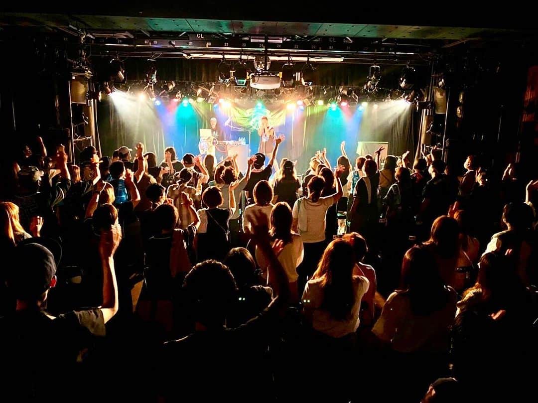 LANCEさんのインスタグラム写真 - (LANCEInstagram)「. BeeAliveVol.15 大阪公演@banana hall  いつ来てもバナナホール。 何度来てもバナナホール。  だったが今回…。  また来たらバナナホール、 リハーサル後、本番までの間に 会場内を散歩。  何度も来たのに、 知らなかった場所を、 いくつか見つけた。  エントランスからフロアに抜ける 途中にある狭い階段の先に、 来客用の喫煙所とか。  ただの喫煙所だけど…。  そこで一息ついた。  これが本編中に話してた、 懐かしい感覚。  よく、初めての会場や、 地方の遠征先では、 いろんな場所を巡っては、 好きな場所を探して、 近辺や会場内でも散歩してた。  ここ何年かは、 ステージ上ばかりを、 気にするようになってた、 そんな気がした。  だから初めて見つけた、 初めて踏む空間が、 感覚的には懐かしい感じがした。  でも単純にそれを思えるのは、 そこには懐かしいも新しいもない、 何も変わらないアンタらが、 愛変わらず目の前に散りばめて 煌めくからだ。  煌めきは劣化しない。 老いないのはそれがあるせいだ。  困った。  どうしよう。。 いつまでも若けぇまんまだ💧  毎度ありがとう。 大阪。」10月13日 14時28分 - onedraft.lancetagram